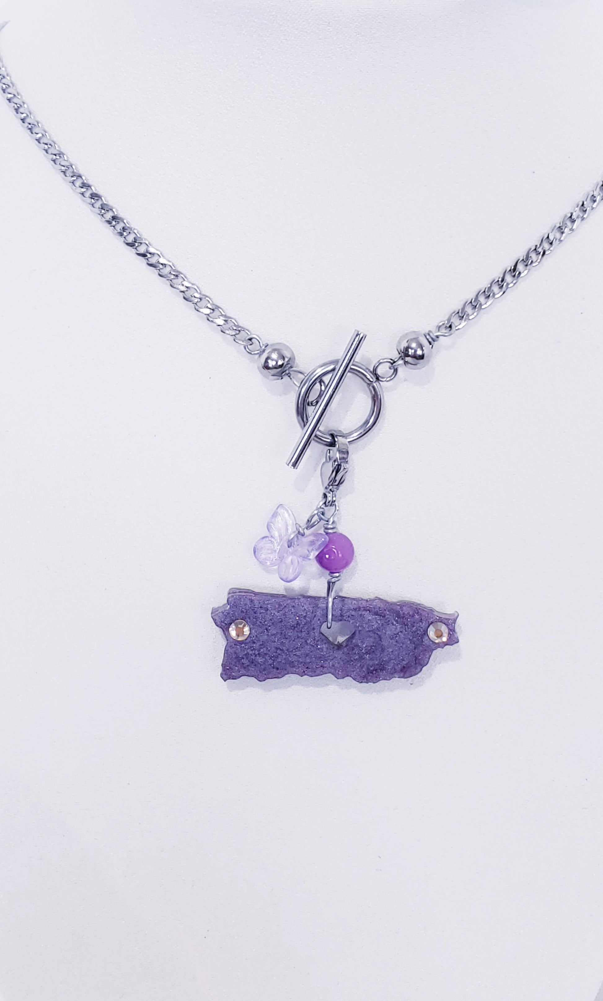 Collar en Acero Inoxidable con de Dijes desmontables del Mapa De P.R. en Resina con Violeta - K.Beloved LLC