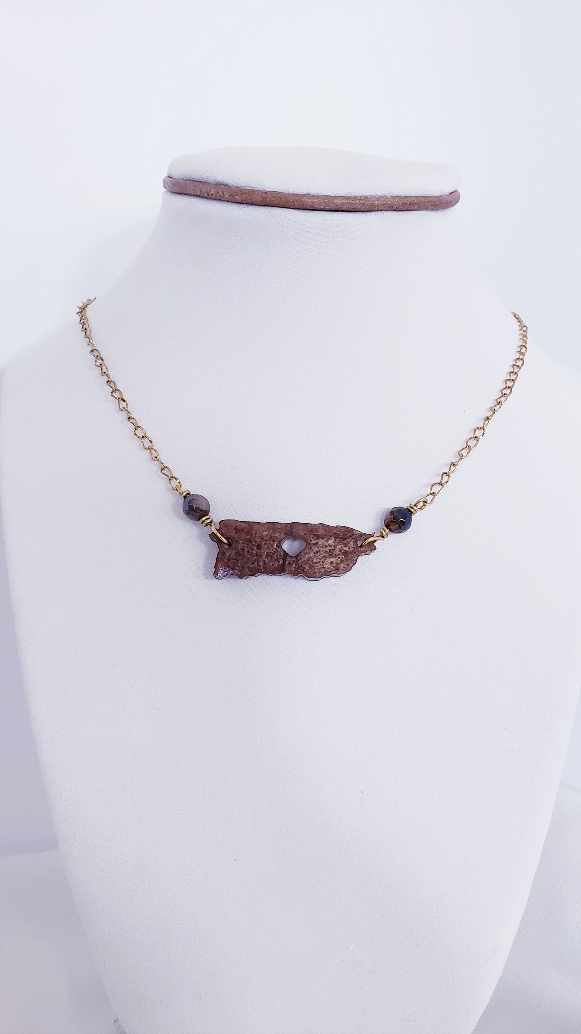 Collar en Acero Inoxidable con Dije de Mapa de P.R en Resina color Marrón - K.Beloved LLC