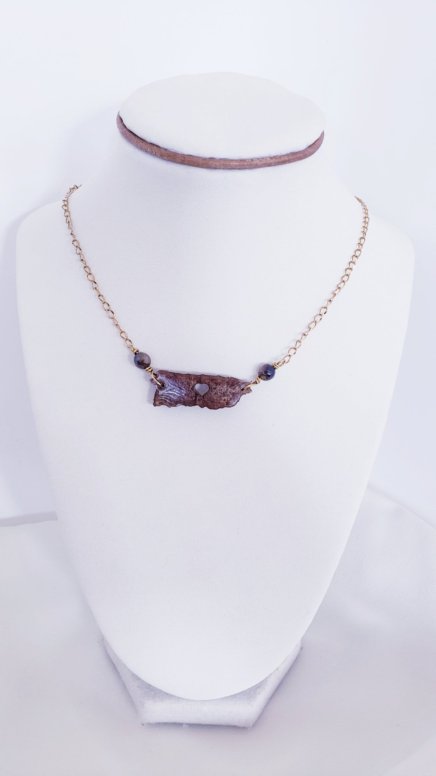 Collar en Acero Inoxidable con Dije de Mapa de P.R en Resina color Marrón - K.Beloved LLC