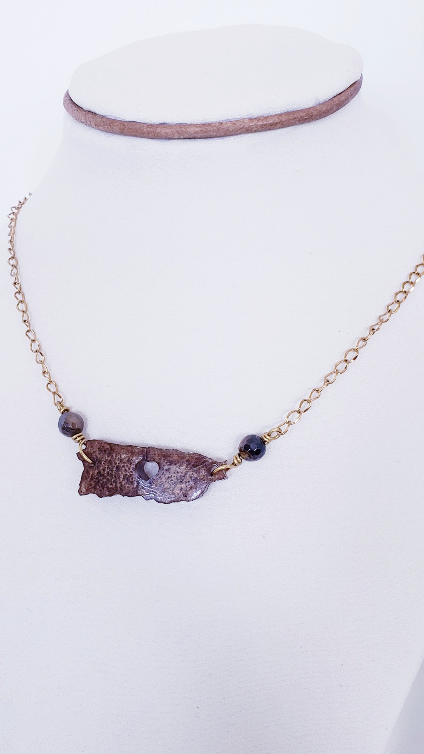 Collar en Acero Inoxidable con Dije de Mapa de P.R en Resina color Marrón - K.Beloved LLC