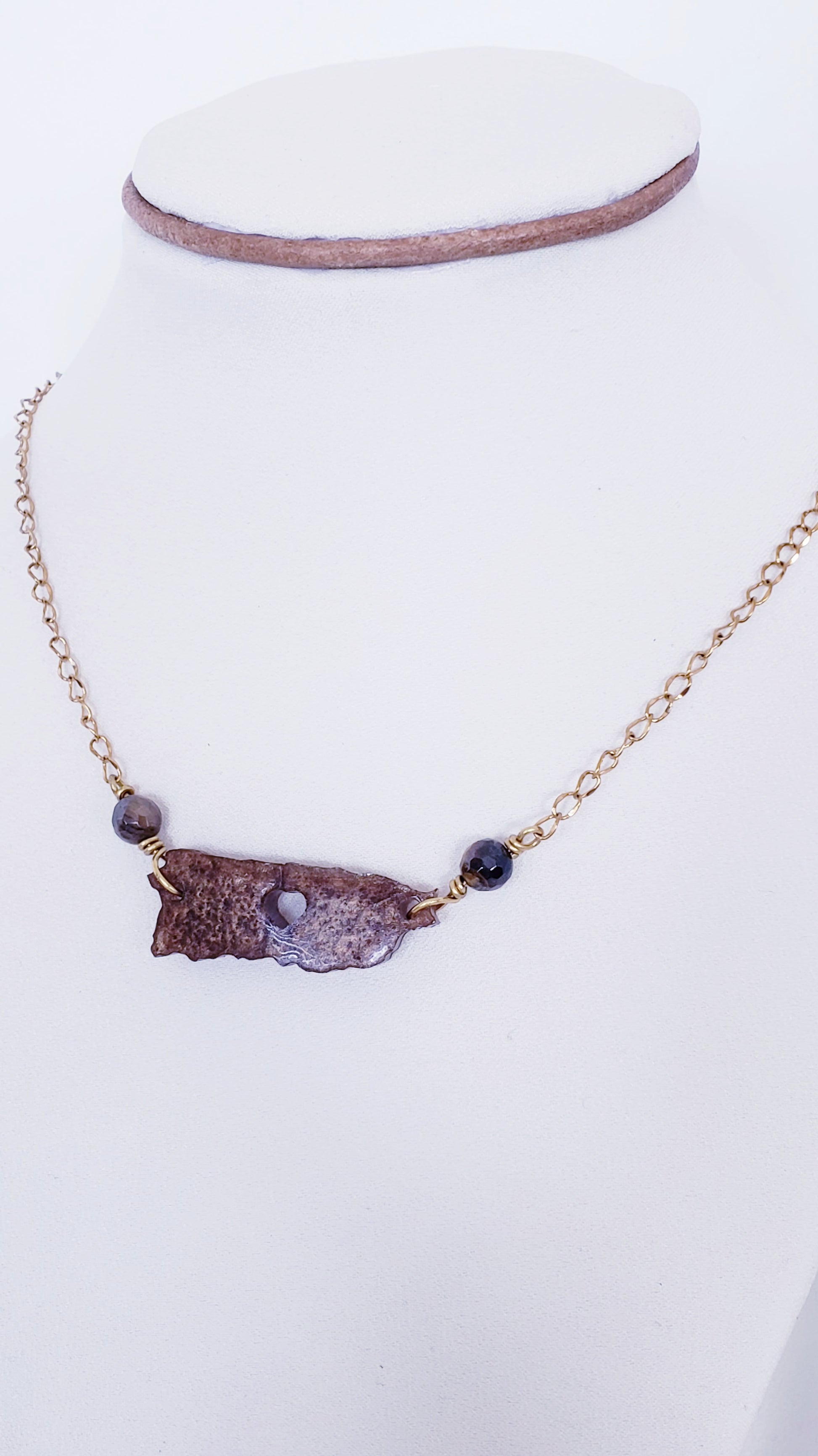 Collar en Acero Inoxidable con Dije de Mapa de P.R en Resina color Marrón - K.Beloved LLC