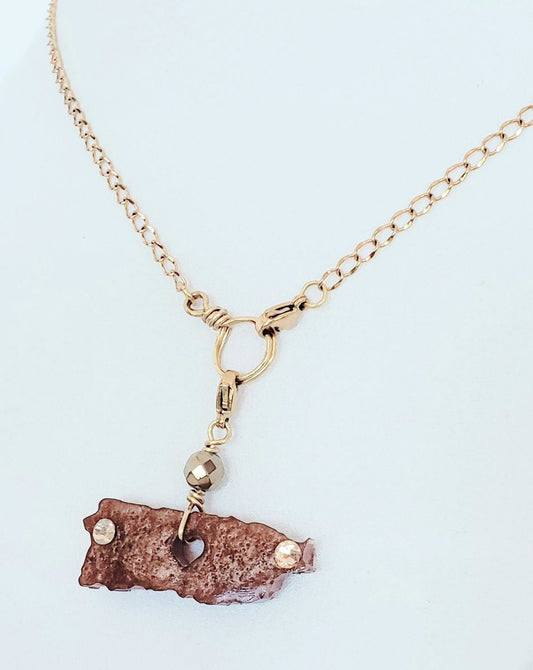 "Lleva contigo la versatilidad con nuestros collares de dijes desmontables. ¡Un collar, múltiples look !  Collar en Acero Inoxidable en Dorado con Dije del Mapa De P.R. en Resina color Marrón y Piedra Hematite Dorado - K.Beloved LLC