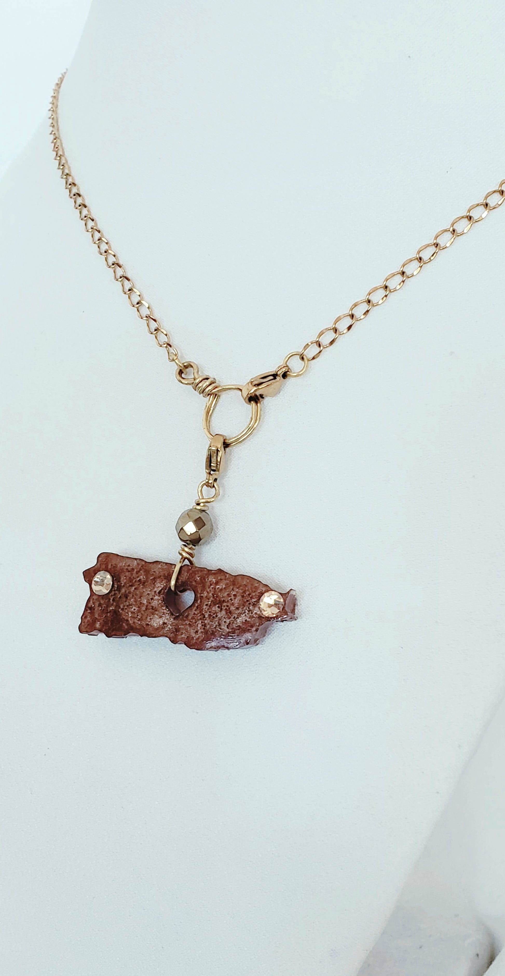 "Lleva contigo la versatilidad con nuestros collares de dijes desmontables. ¡Un collar, múltiples look !  Collar en Acero Inoxidable en Dorado con Dije del Mapa De P.R. en Resina color Marrón y Piedra Hematite Dorado - K.Beloved LLC
