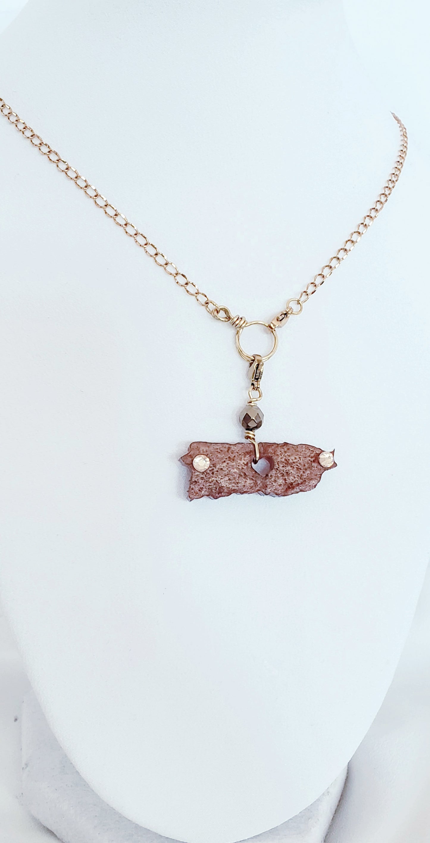 "Lleva contigo la versatilidad con nuestros collares de dijes desmontables. ¡Un collar, múltiples look !  Collar en Acero Inoxidable en Dorado con Dije del Mapa De P.R. en Resina color Marrón y Piedra Hematite Dorado - K.Beloved LLC