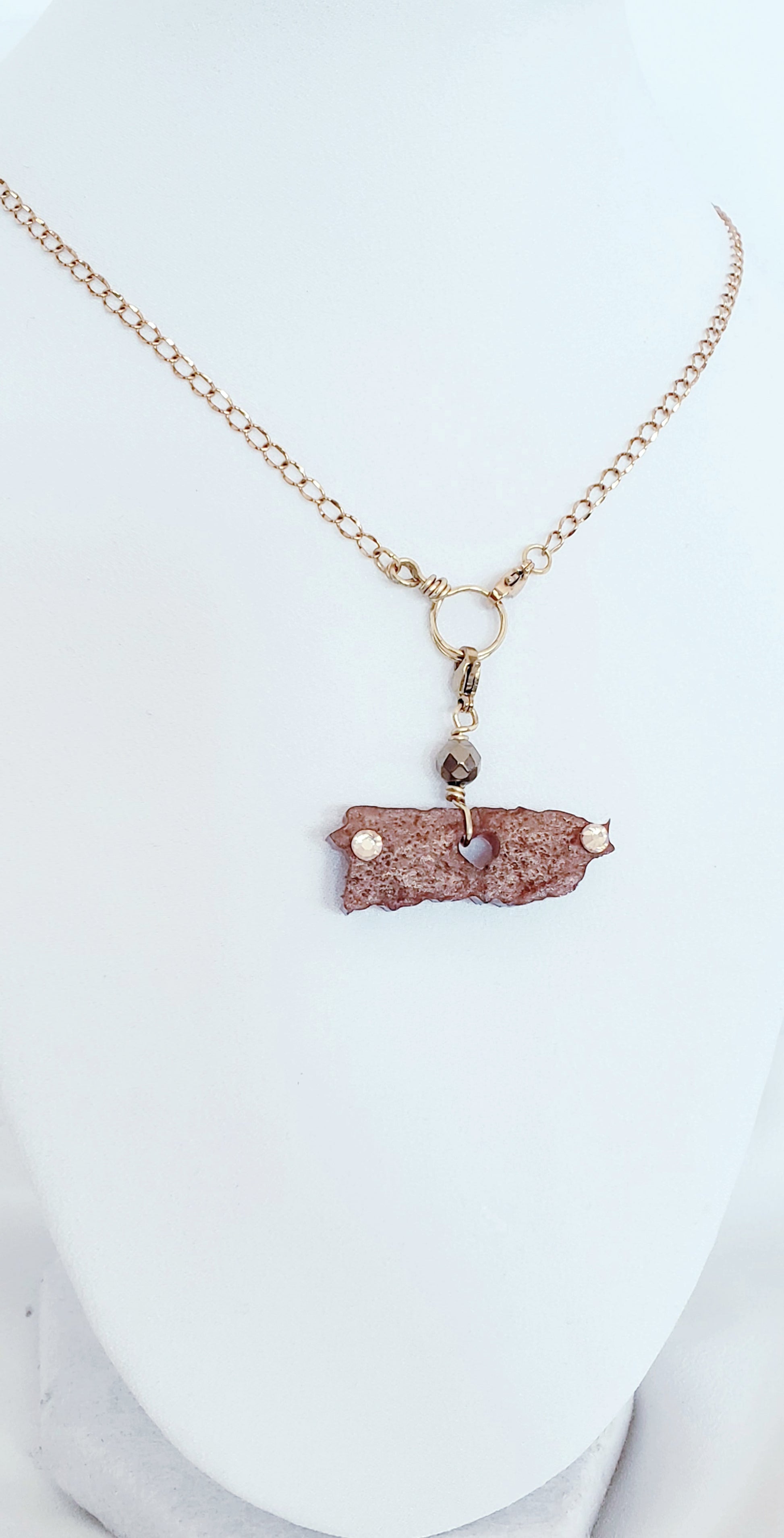 "Lleva contigo la versatilidad con nuestros collares de dijes desmontables. ¡Un collar, múltiples look !  Collar en Acero Inoxidable en Dorado con Dije del Mapa De P.R. en Resina color Marrón y Piedra Hematite Dorado - K.Beloved LLC