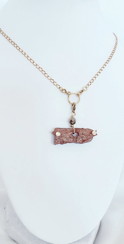 "Lleva contigo la versatilidad con nuestros collares de dijes desmontables. ¡Un collar, múltiples look !  Collar en Acero Inoxidable en Dorado con Dije del Mapa De P.R. en Resina color Marrón y Piedra Hematite Dorado - K.Beloved LLC