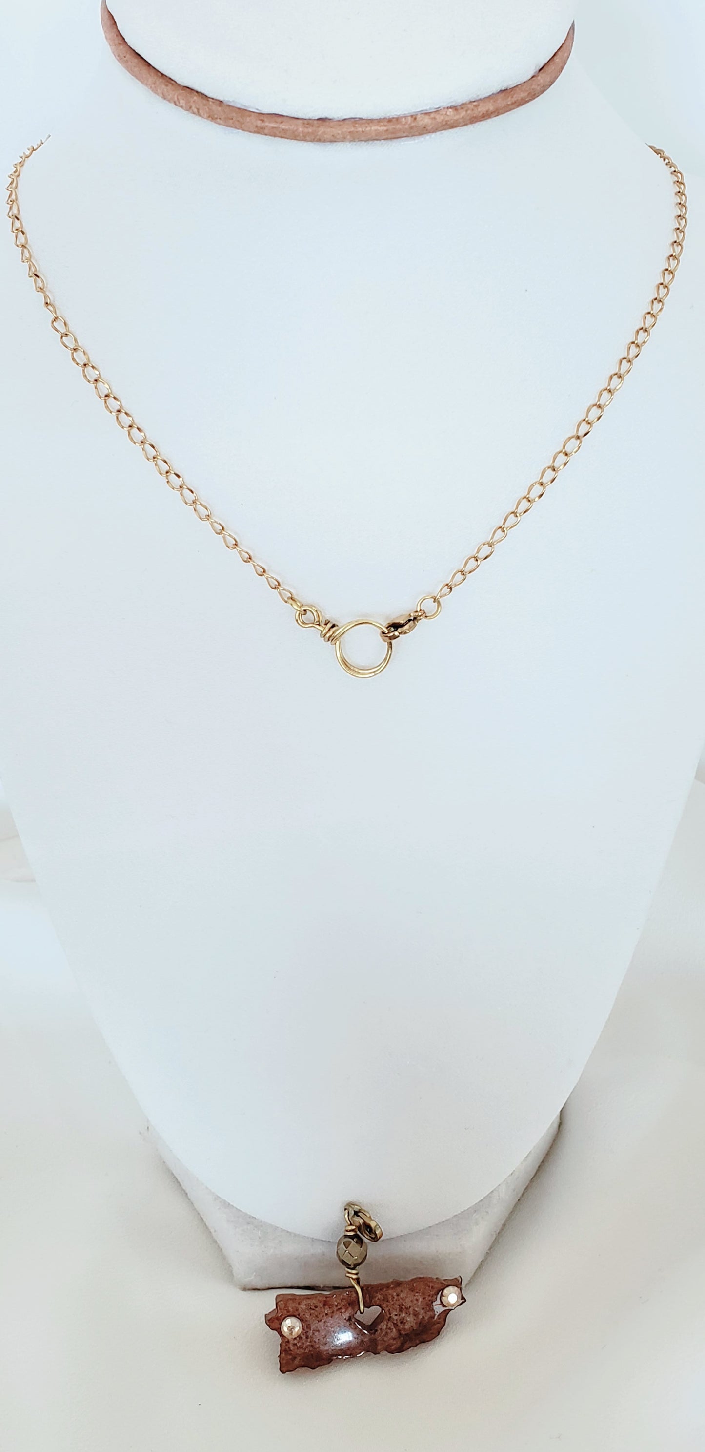 "Lleva contigo la versatilidad con nuestros collares de dijes desmontables. ¡Un collar, múltiples look !  Collar en Acero Inoxidable en Dorado con Dije del Mapa De P.R. en Resina color Marrón y Piedra Hematite Dorado - K.Beloved LLC