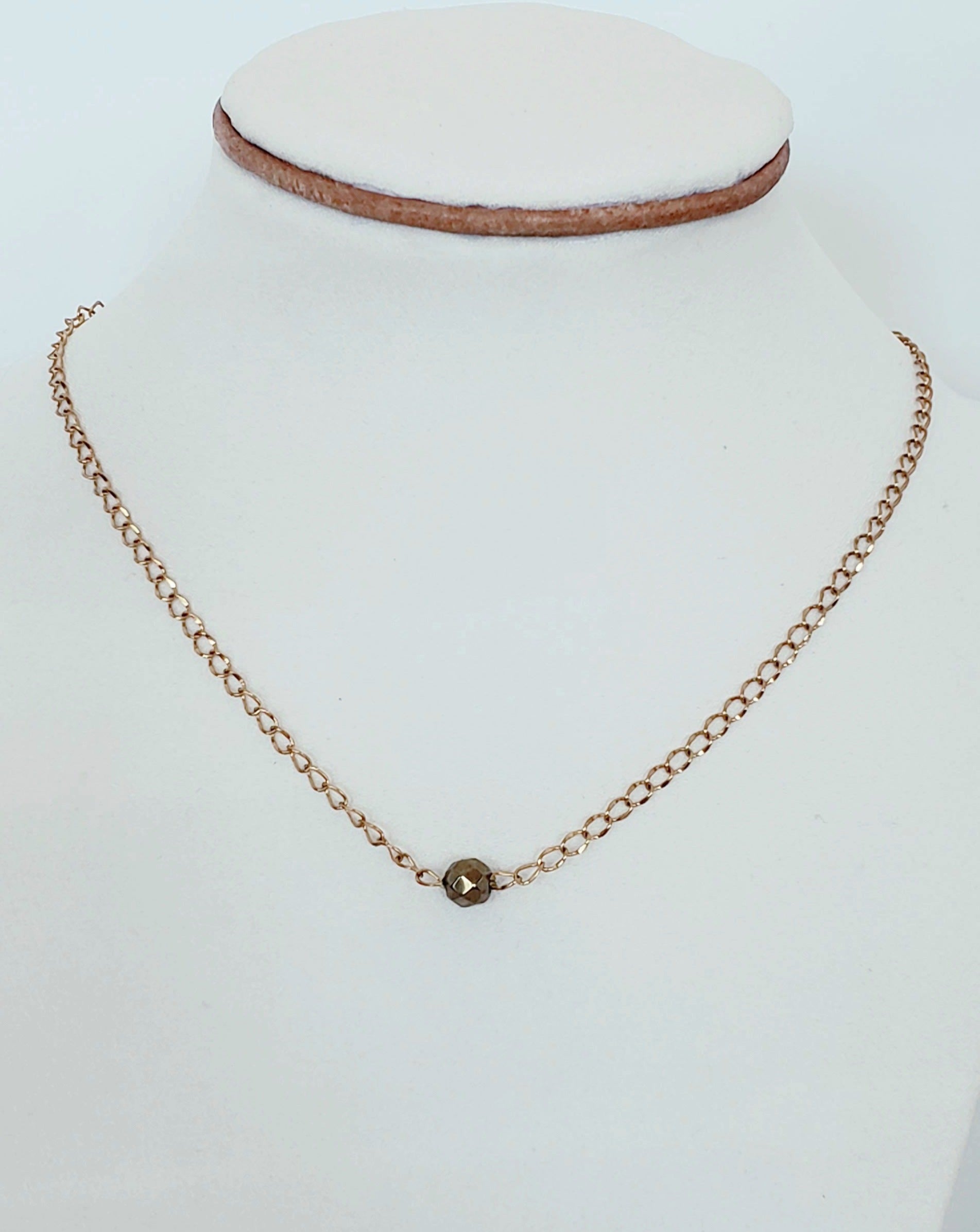 "Lleva contigo la versatilidad con nuestros collares de dijes desmontables. ¡Un collar, múltiples look !  Collar en Acero Inoxidable en Dorado con Dije del Mapa De P.R. en Resina color Marrón y Piedra Hematite Dorado - K.Beloved LLC