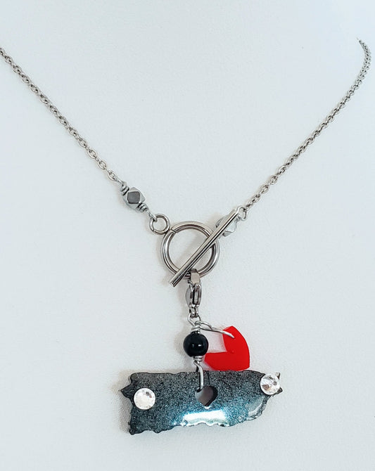 Descubre cómo nuestros collares de dijes desmontables pueden transformar tu estilo con solo un cambio." Dije del Mapa De P.R. en Resina con Negro - K.Beloved LLC