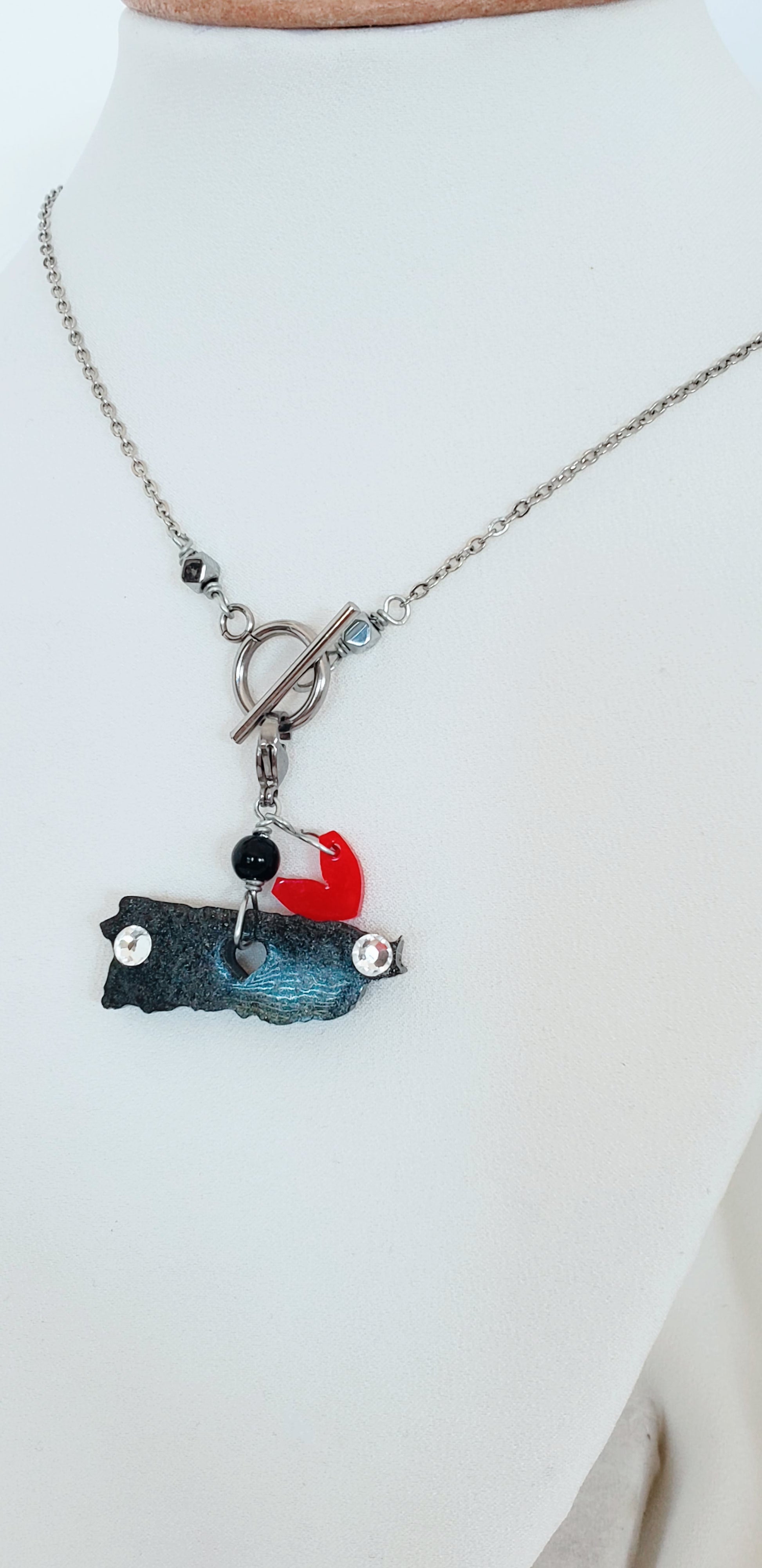 Descubre cómo nuestros collares de dijes desmontables pueden transformar tu estilo con solo un cambio." Dije del Mapa De P.R. en Resina con Negro - K.Beloved LLC