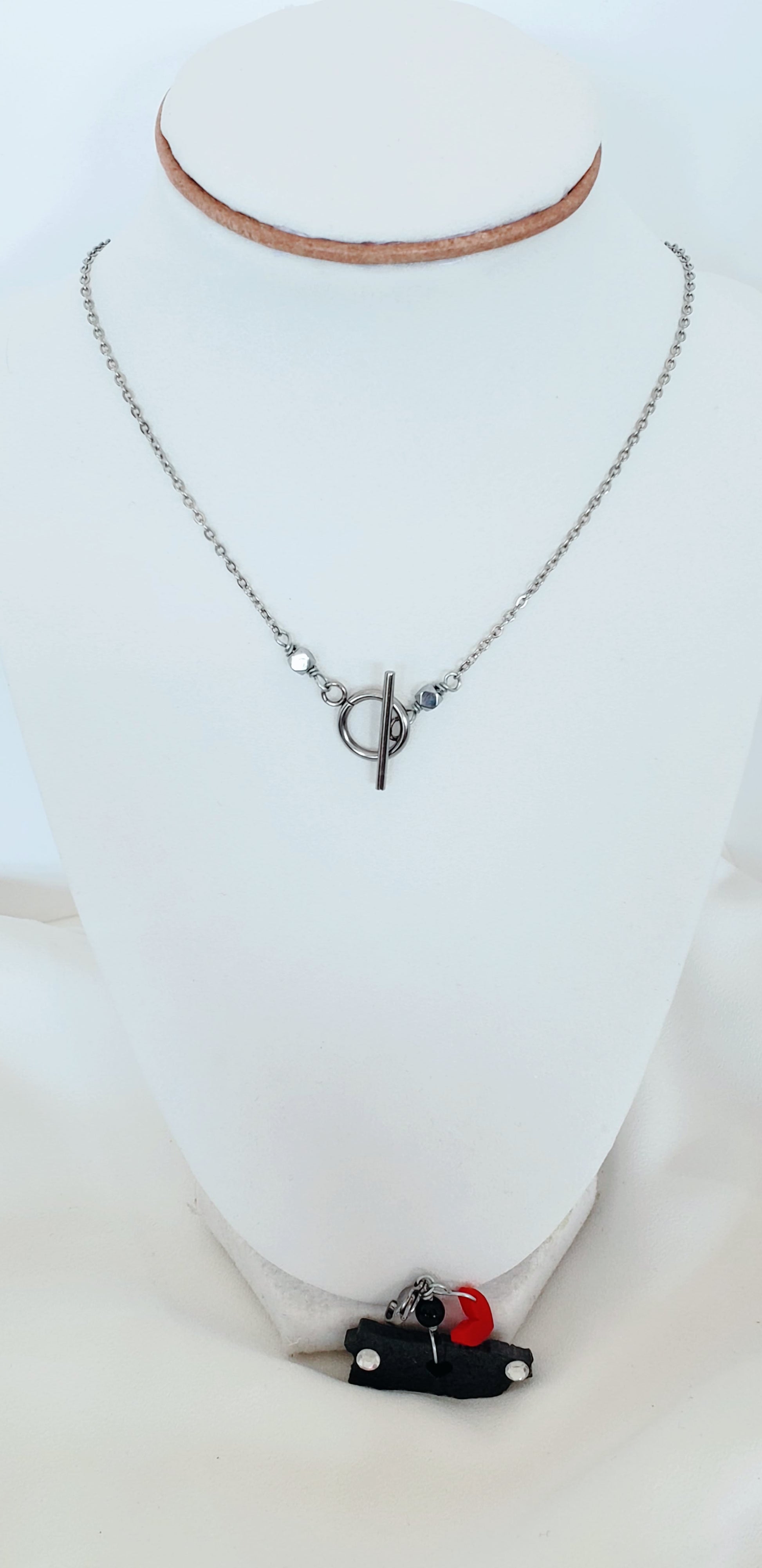 Descubre cómo nuestros collares de dijes desmontables pueden transformar tu estilo con solo un cambio." Dije del Mapa De P.R. en Resina con Negro - K.Beloved LLC