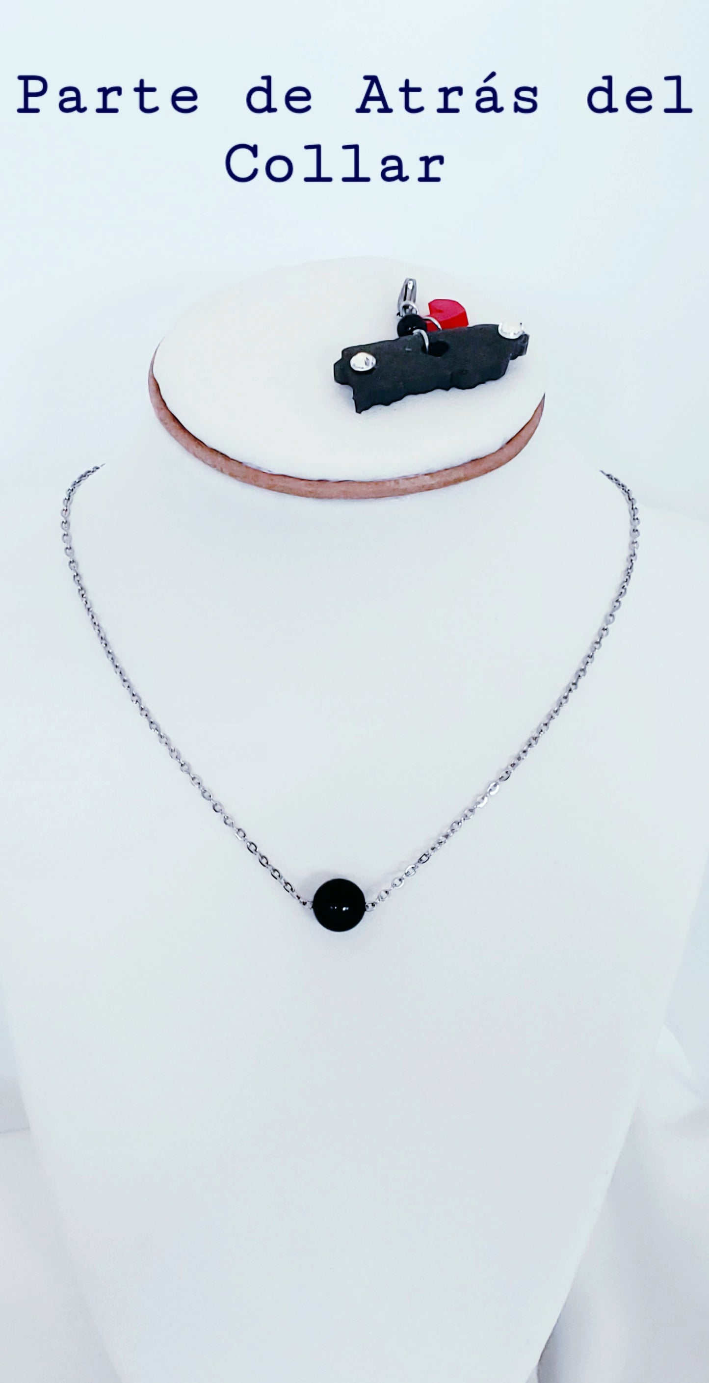 Descubre cómo nuestros collares de dijes desmontables pueden transformar tu estilo con solo un cambio." Dije del Mapa De P.R. en Resina con Negro - K.Beloved LLC