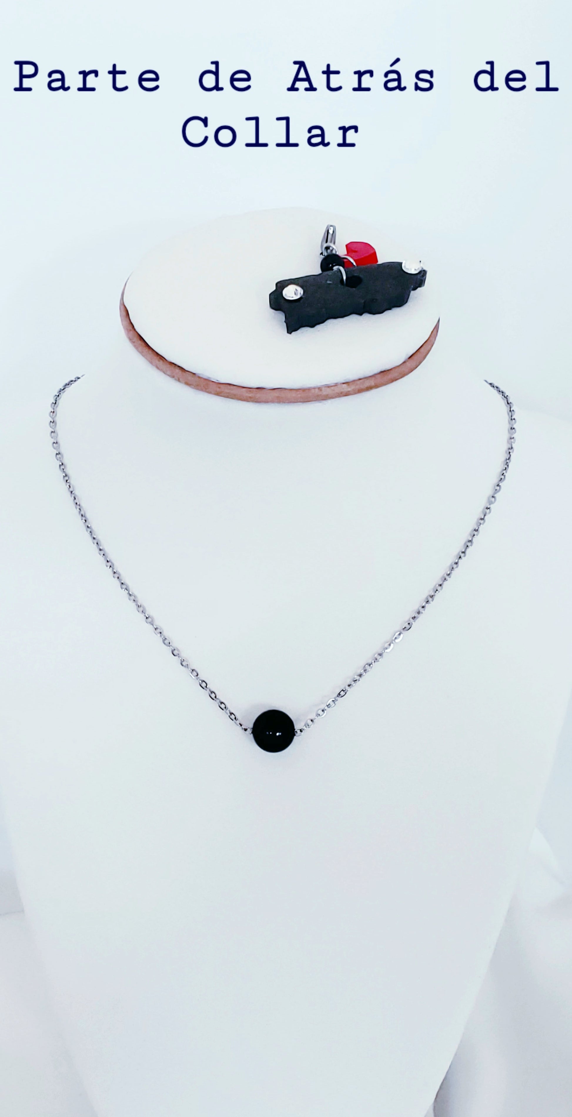 Descubre cómo nuestros collares de dijes desmontables pueden transformar tu estilo con solo un cambio." Dije del Mapa De P.R. en Resina con Negro - K.Beloved LLC