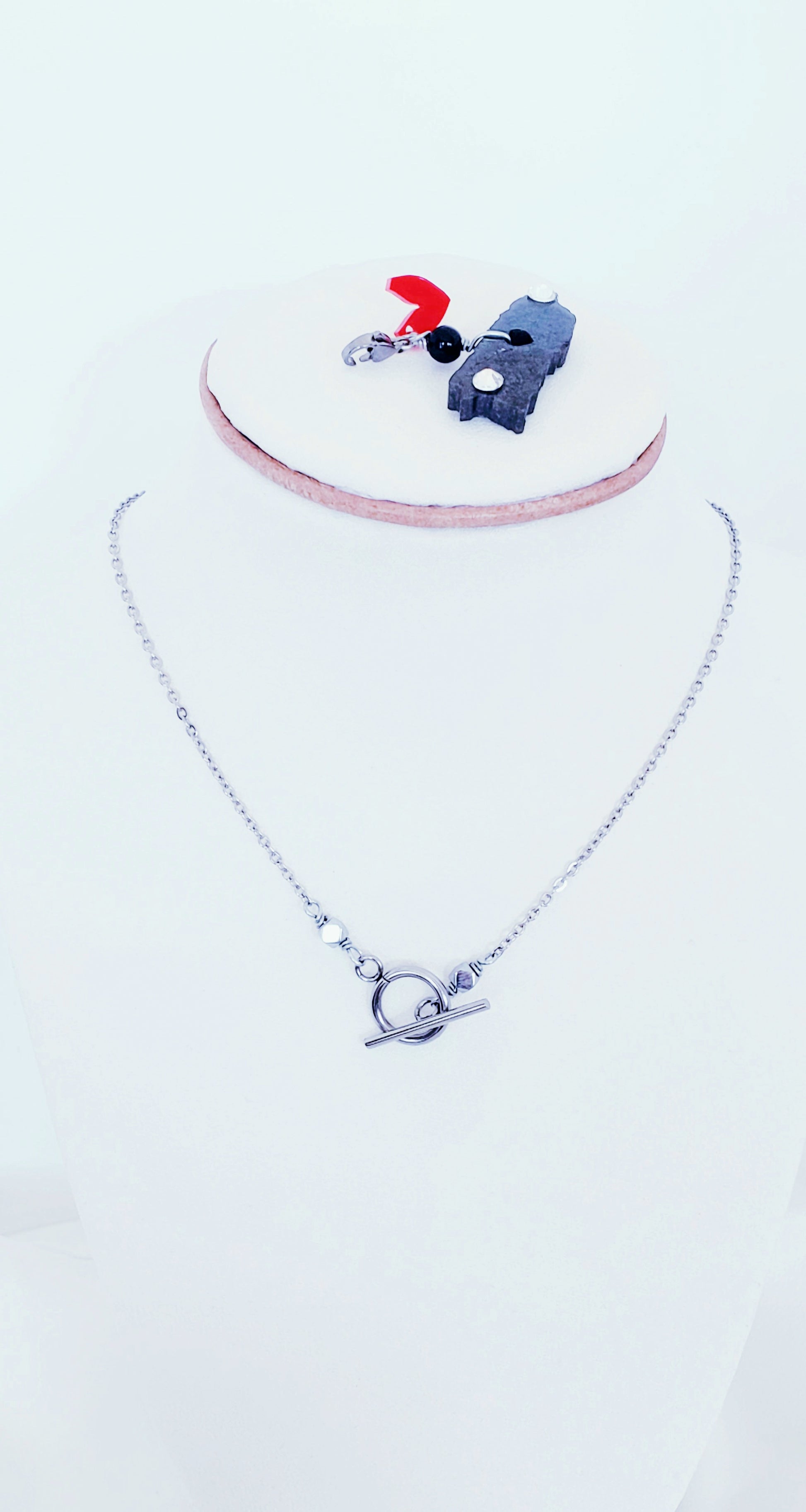 Descubre cómo nuestros collares de dijes desmontables pueden transformar tu estilo con solo un cambio." Dije del Mapa De P.R. en Resina con Negro - K.Beloved LLC
