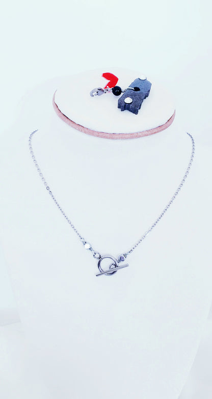Descubre cómo nuestros collares de dijes desmontables pueden transformar tu estilo con solo un cambio." Dije del Mapa De P.R. en Resina con Negro - K.Beloved LLC