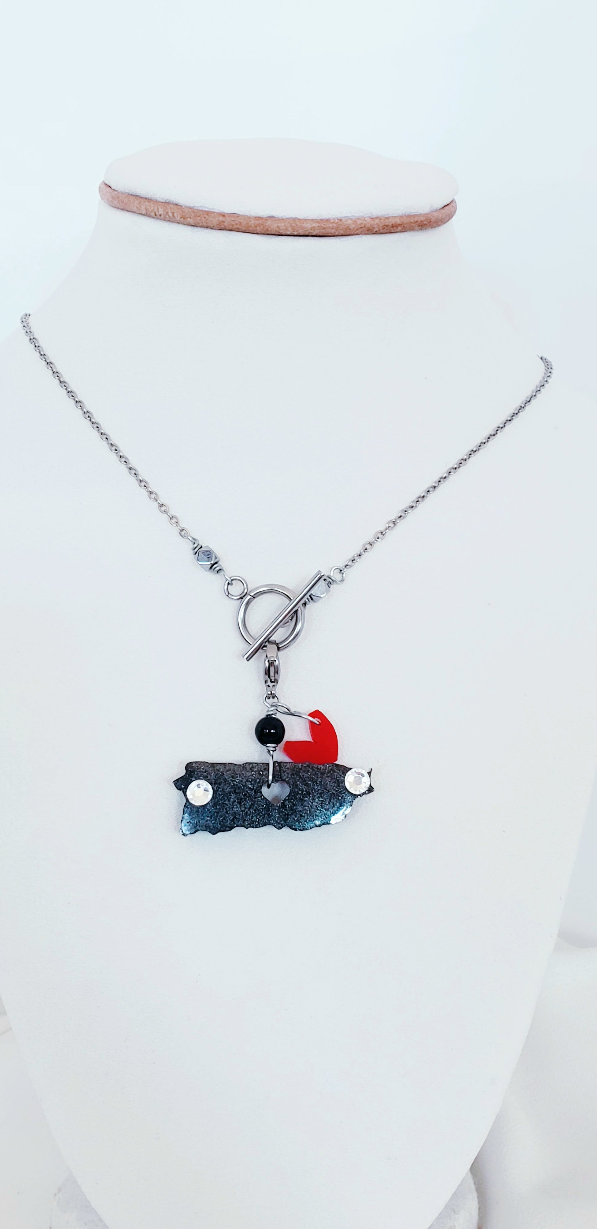 Descubre cómo nuestros collares de dijes desmontables pueden transformar tu estilo con solo un cambio." Dije del Mapa De P.R. en Resina con Negro - K.Beloved LLC