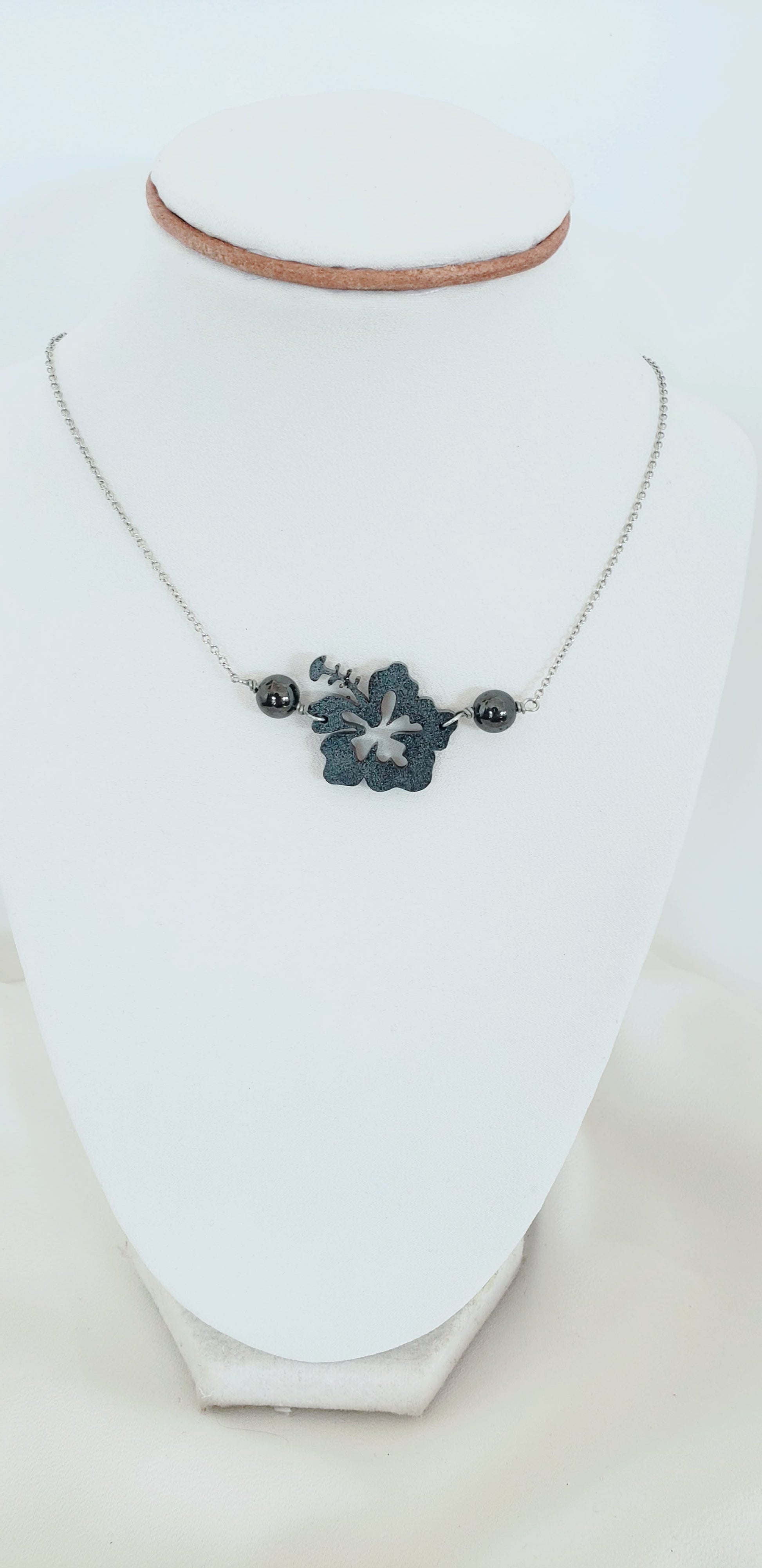 Collar  , en Acero Inoxidable con Flor Grande Maga en Resina Negro con Piedra Hematite Negro Plomo - K.Beloved LLC