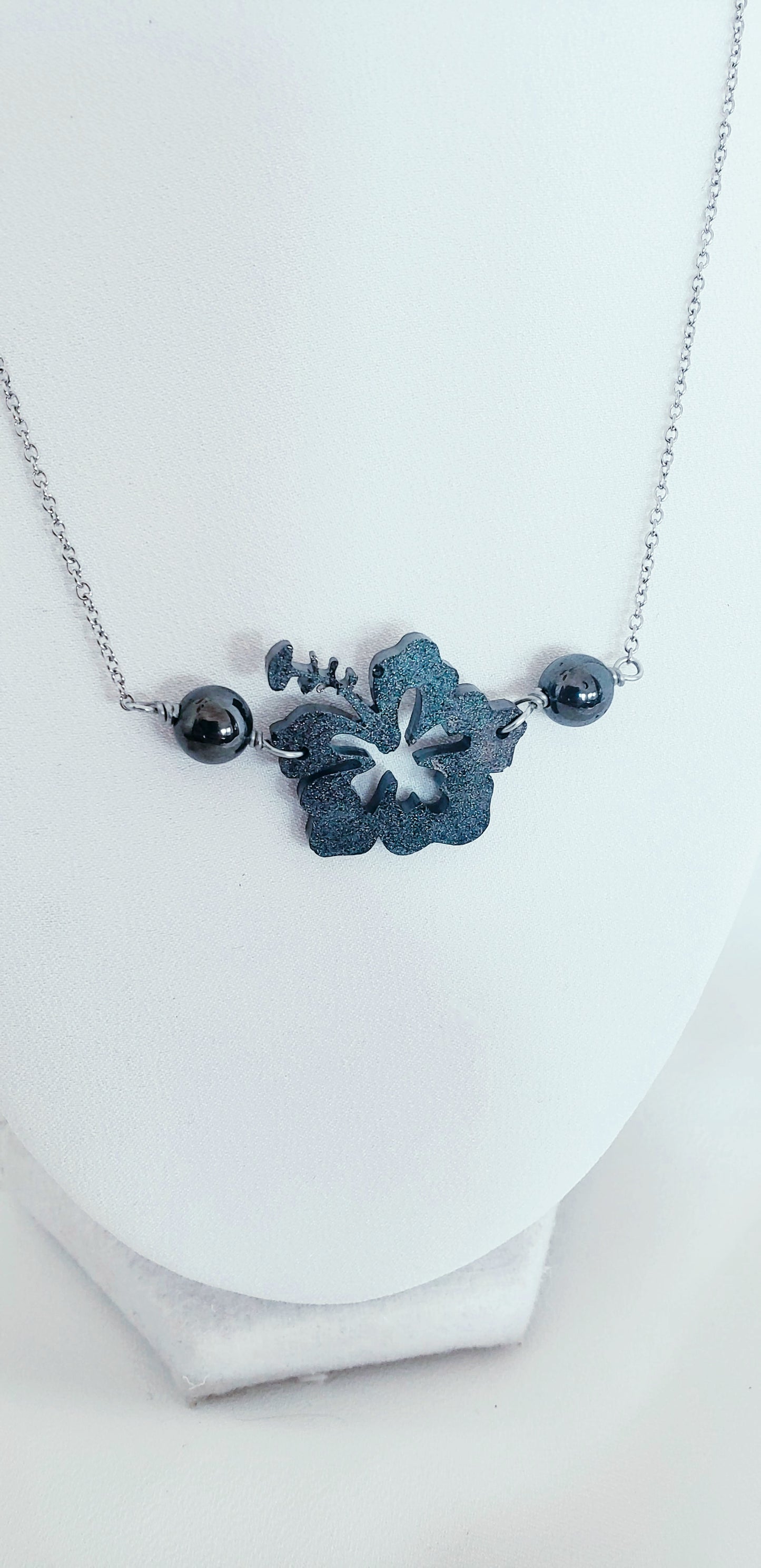 Collar  , en Acero Inoxidable con Flor Grande Maga en Resina Negro con Piedra Hematite Negro Plomo - K.Beloved LLC