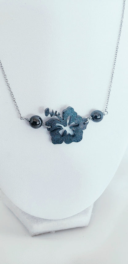 Collar  , en Acero Inoxidable con Flor Grande Maga en Resina Negro con Piedra Hematite Negro Plomo - K.Beloved LLC