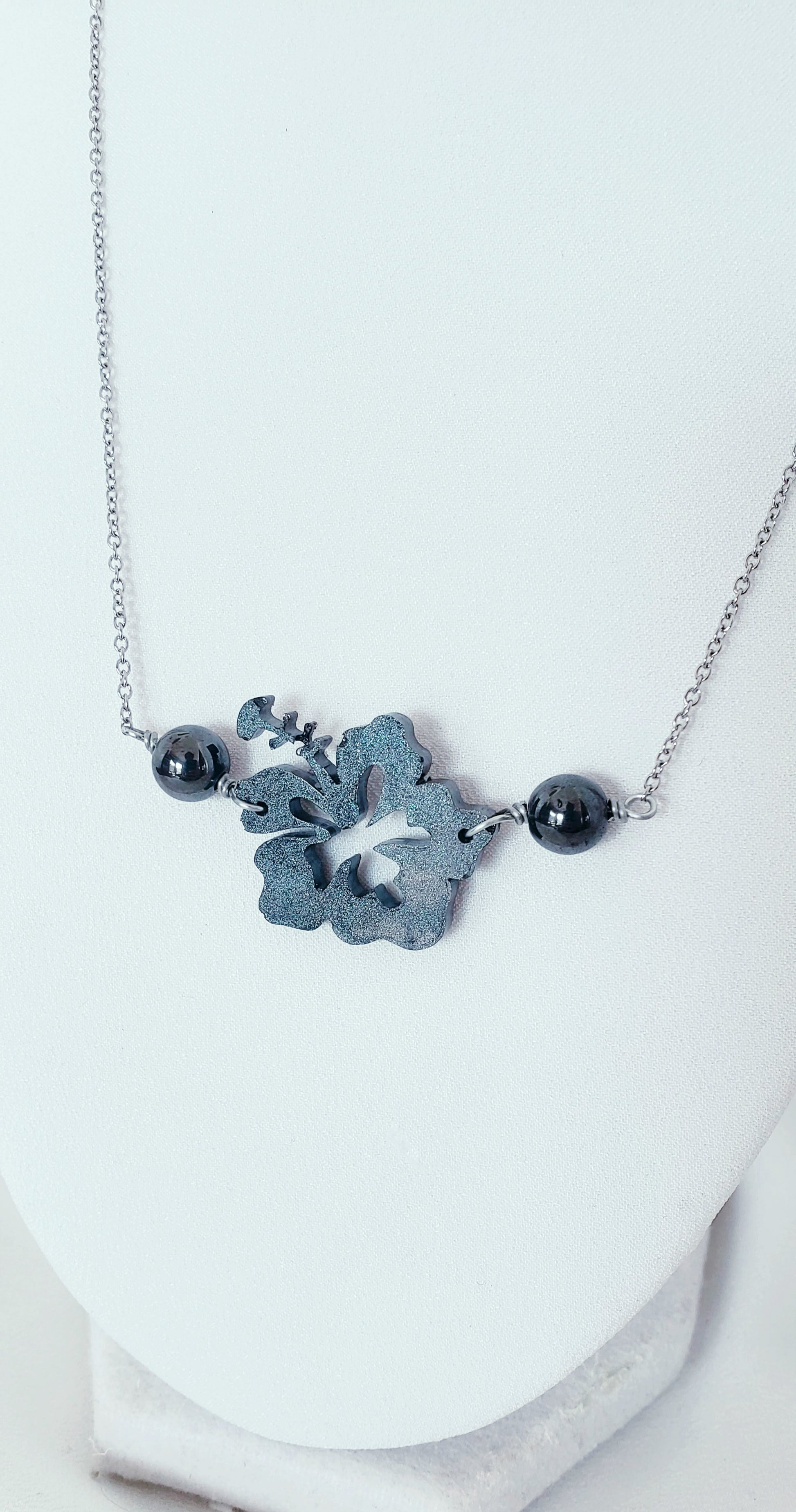 Collar  , en Acero Inoxidable con Flor Grande Maga en Resina Negro con Piedra Hematite Negro Plomo - K.Beloved LLC