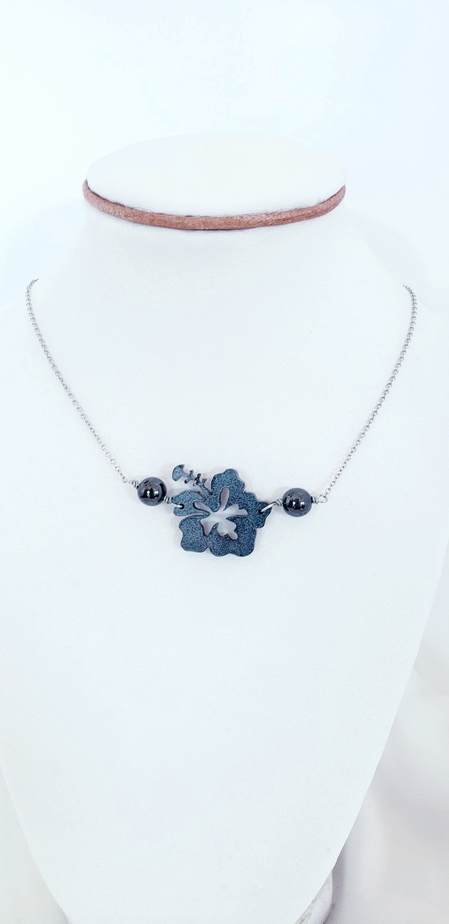 Collar  , en Acero Inoxidable con Flor Grande Maga en Resina Negro con Piedra Hematite Negro Plomo - K.Beloved LLC