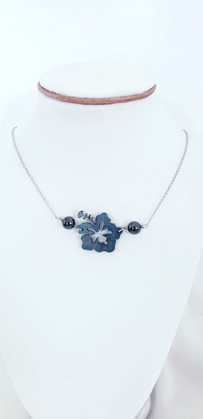 Collar  , en Acero Inoxidable con Flor Grande Maga en Resina Negro con Piedra Hematite Negro Plomo - K.Beloved LLC