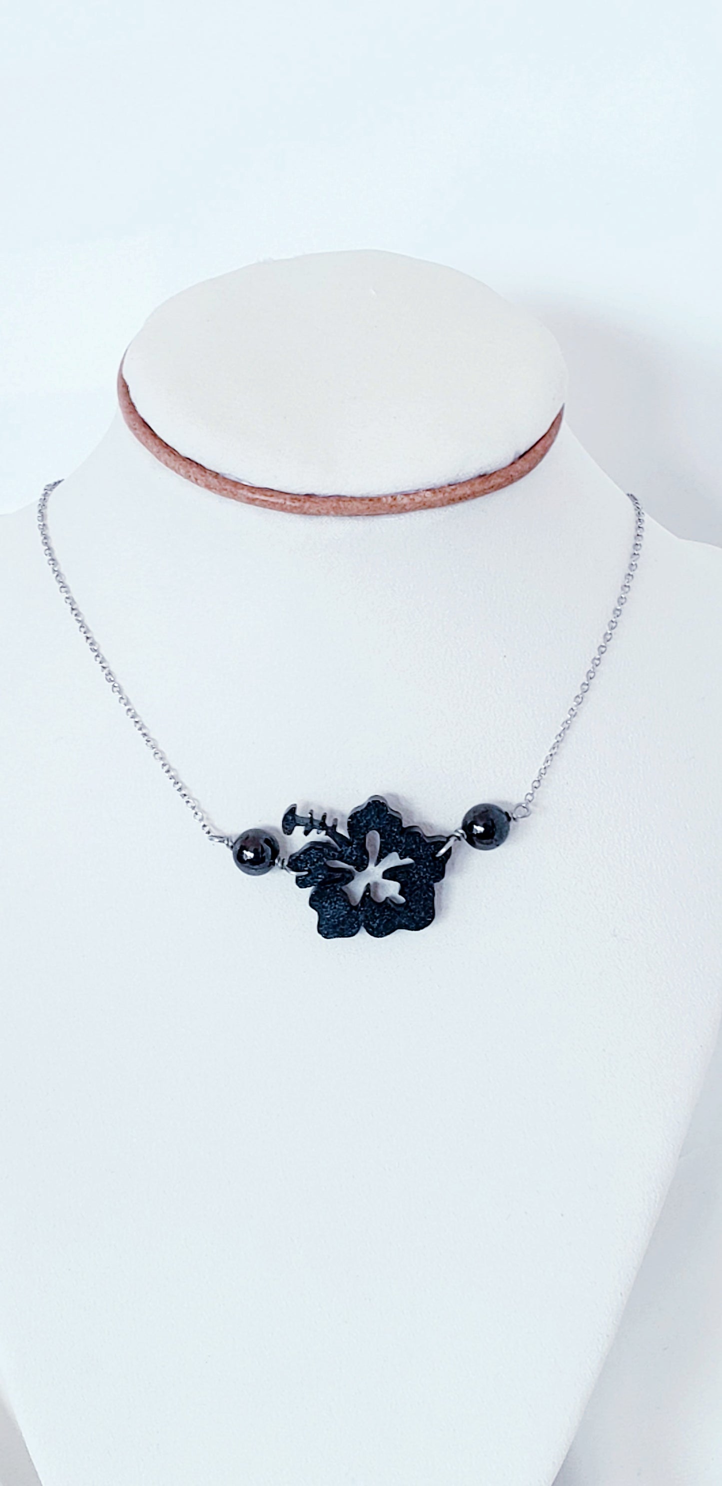 Collar  , en Acero Inoxidable con Flor Grande Maga en Resina Negro con Piedra Hematite Negro Plomo - K.Beloved LLC