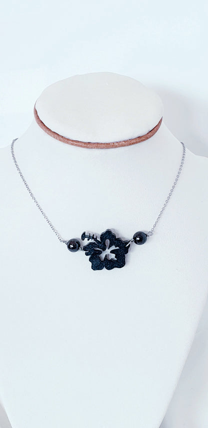 Collar  , en Acero Inoxidable con Flor Grande Maga en Resina Negro con Piedra Hematite Negro Plomo - K.Beloved LLC