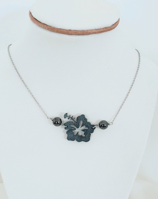 Collar  , en Acero Inoxidable con Flor Grande Maga en Resina Negro con Piedra Hematite Negro Plomo - K.Beloved LLC