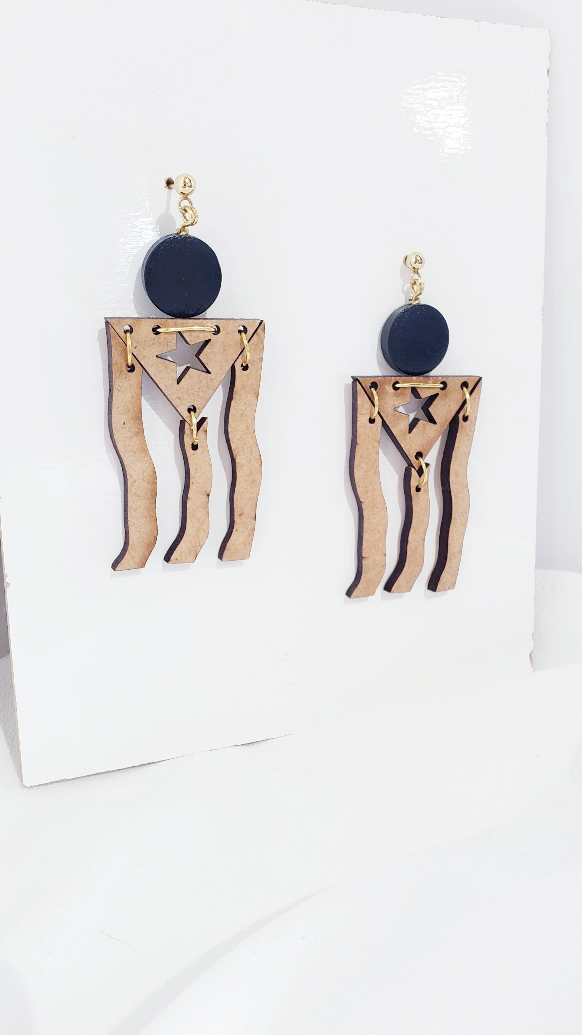 Pendientes de Madera con un Toque de Negro  de la Bandera de Puertoriqueña - K.Beloved LLC
