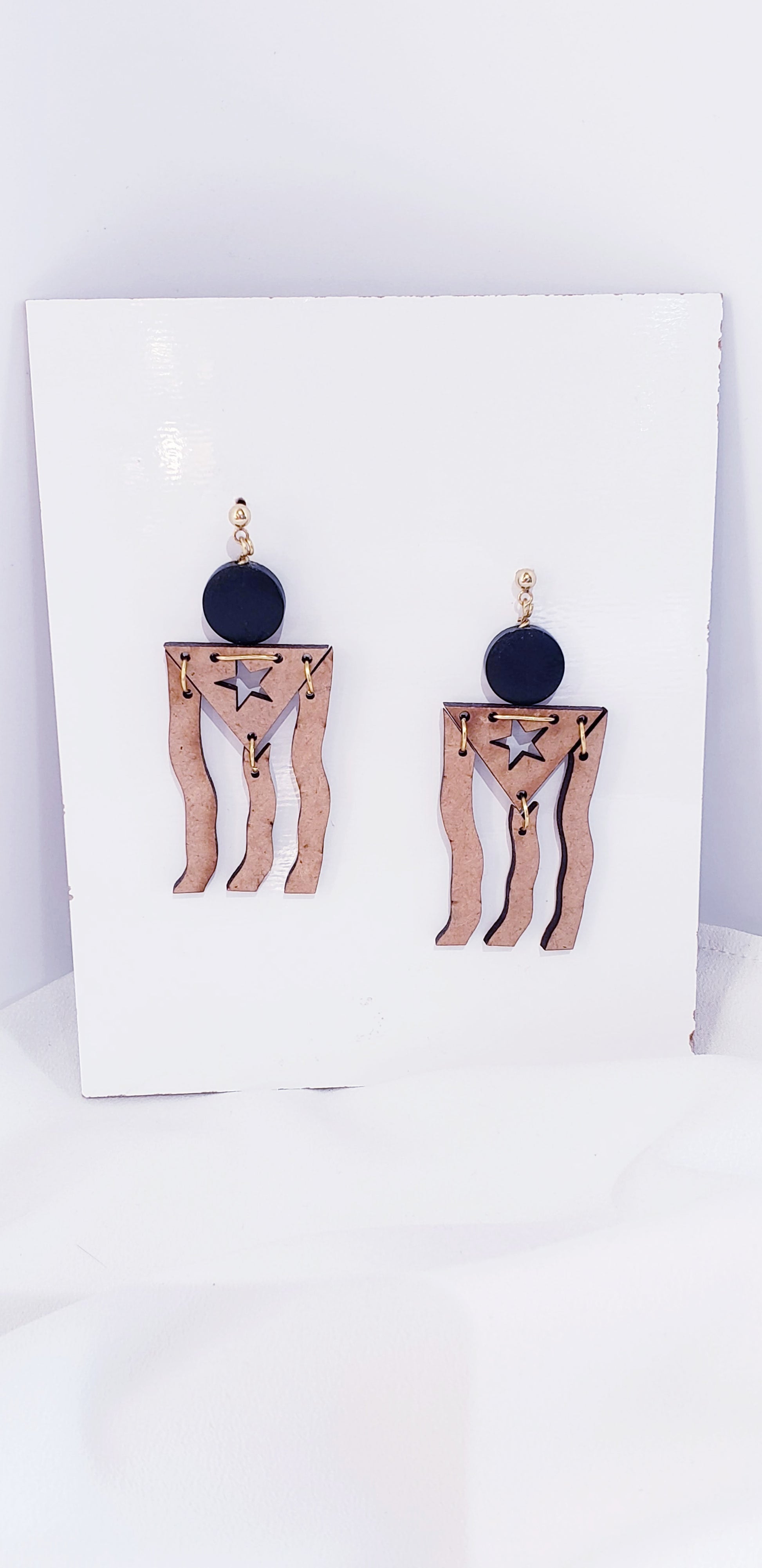 Pendientes de Madera con un Toque de Negro  de la Bandera de Puertoriqueña - K.Beloved LLC
