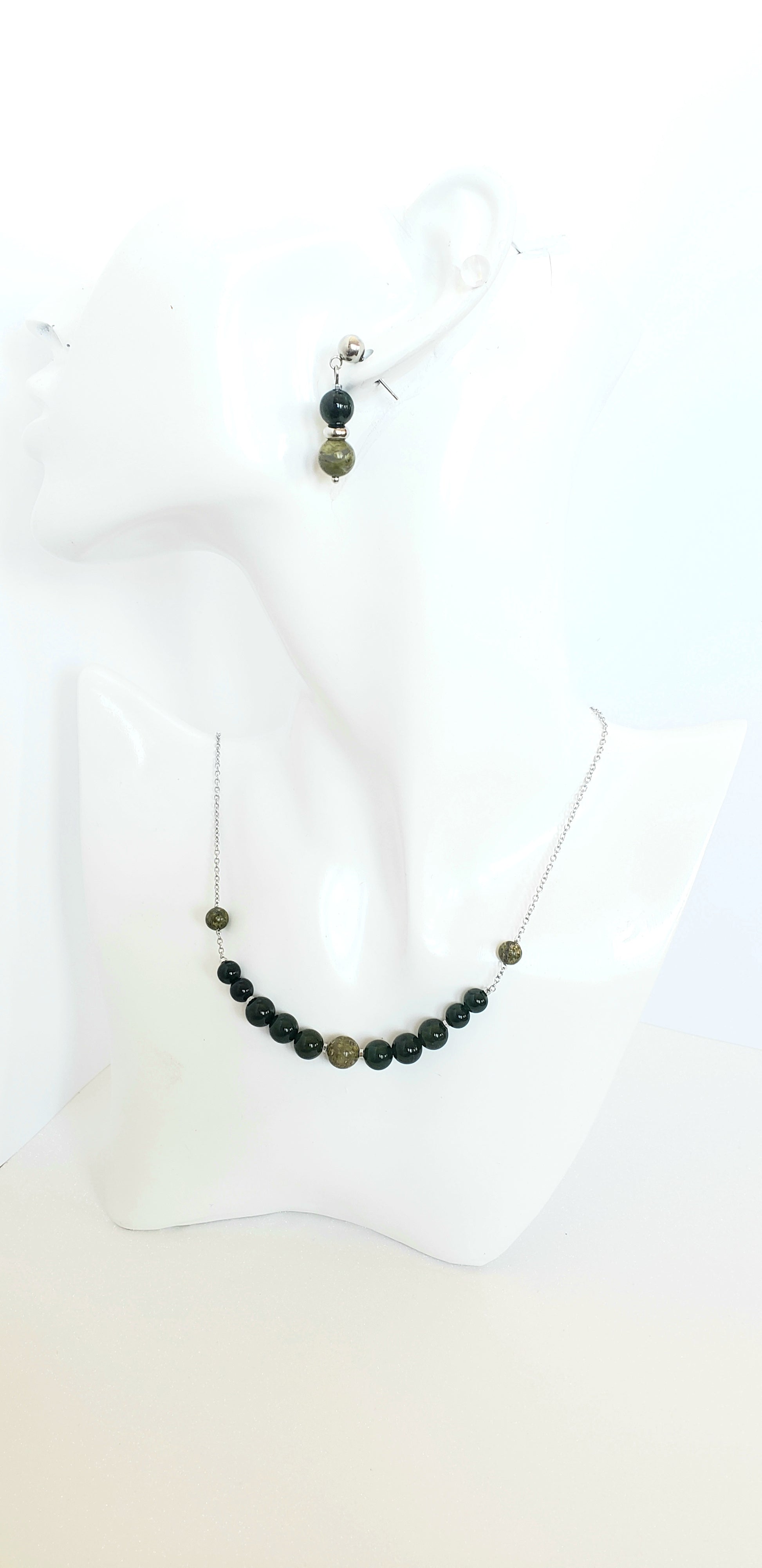 Delicado Collar y Aretes en Acero Inoxidable con Delicadas Piedras en Cuarzo Verde - K.Beloved LLC