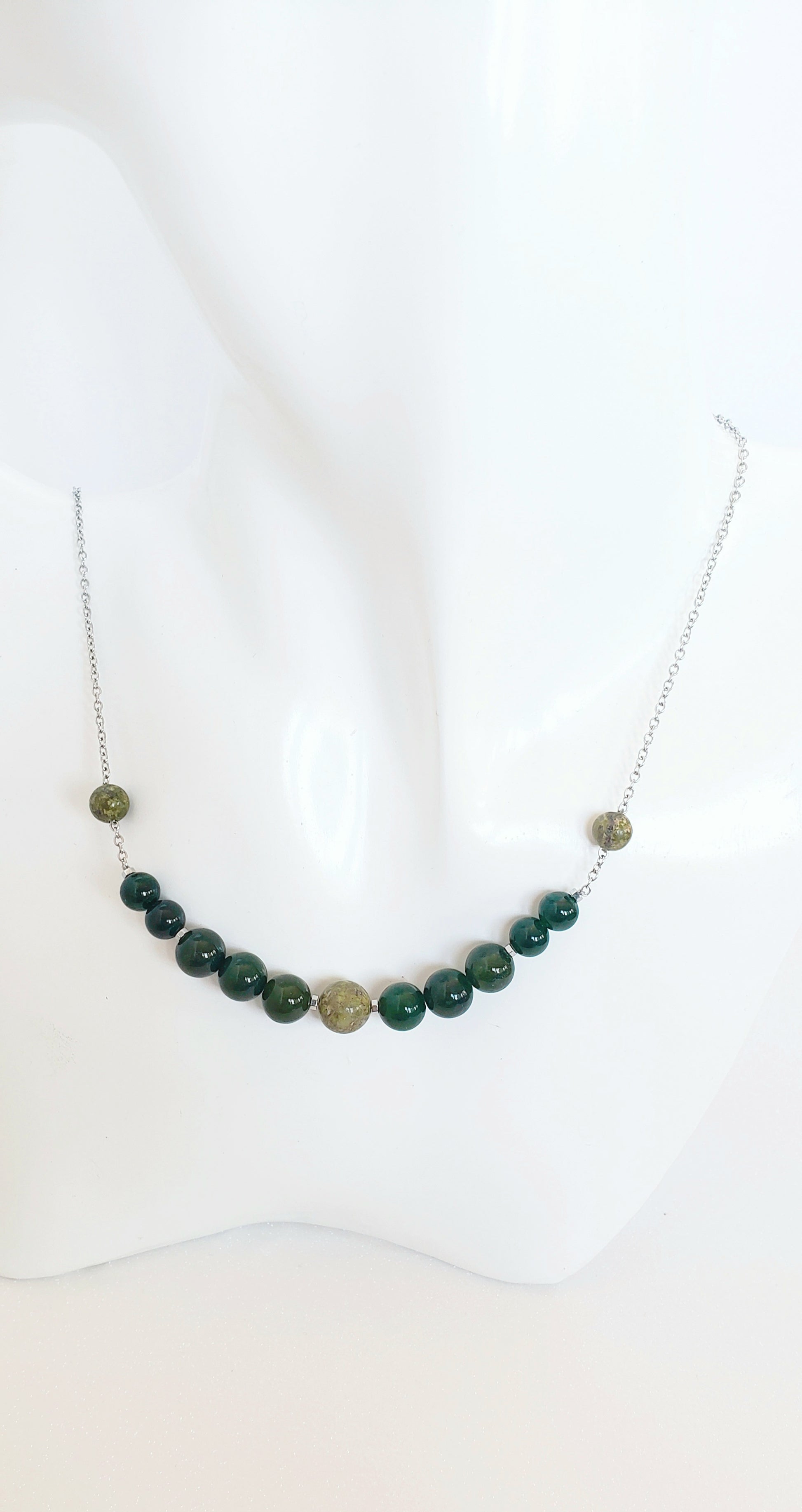 Delicado Collar y Aretes en Acero Inoxidable con Delicadas Piedras en Cuarzo Verde - K.Beloved LLC
