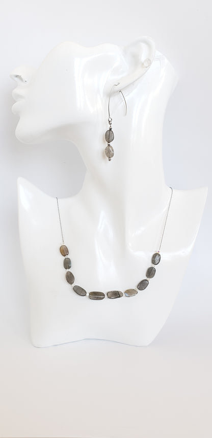 Este elegante juego de collar y aretes de labradorita está elaborado con cuidado y presenta un brillo único que llamará la atención sobre cualquier atuendo. - K.Beloved LLC