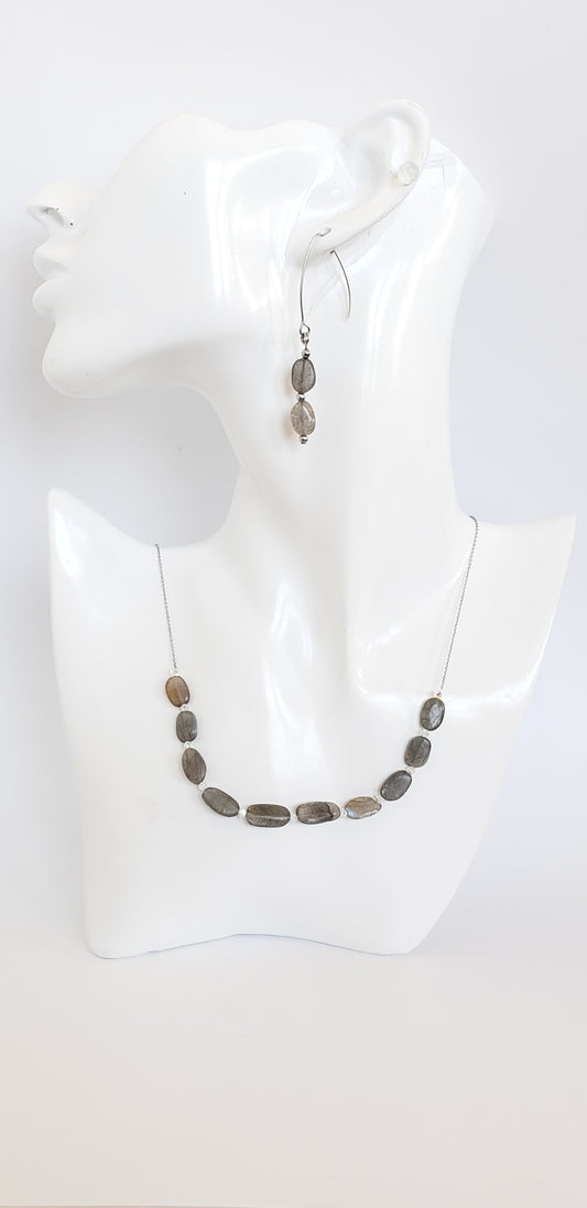 Este elegante juego de collar y aretes de labradorita está elaborado con cuidado y presenta un brillo único que llamará la atención sobre cualquier atuendo. - K.Beloved LLC