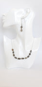 Este elegante juego de collar y aretes de labradorita está elaborado con cuidado y presenta un brillo único que llamará la atención sobre cualquier atuendo. - K.Beloved LLC