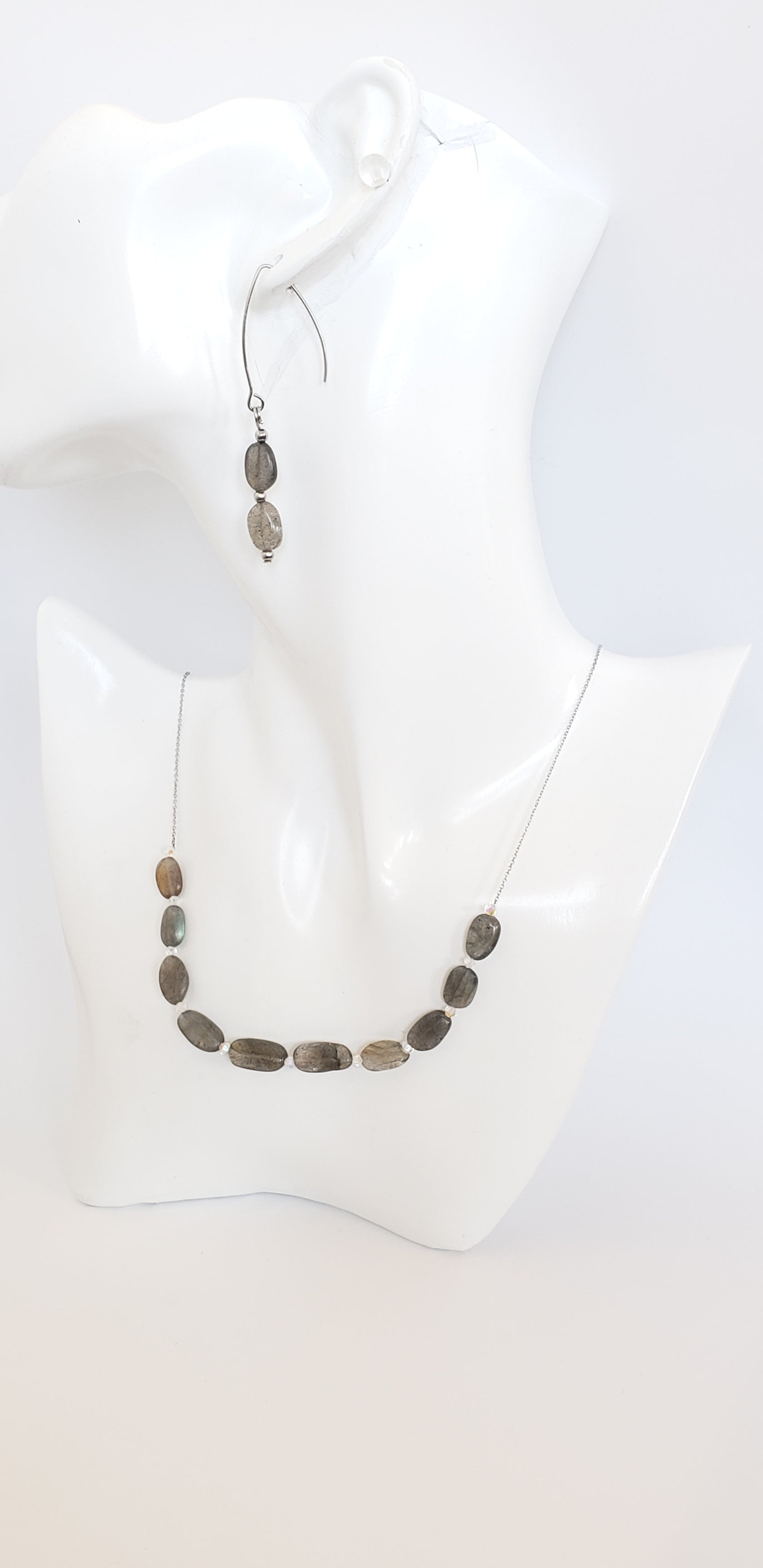 Este elegante juego de collar y aretes de labradorita está elaborado con cuidado y presenta un brillo único que llamará la atención sobre cualquier atuendo. - K.Beloved LLC