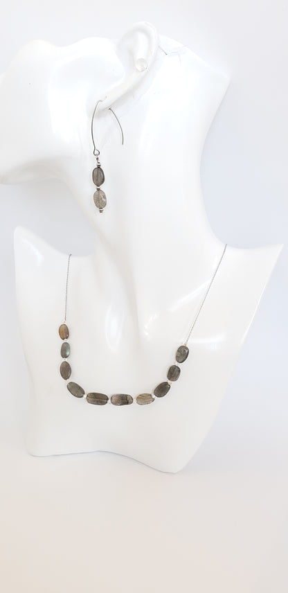 Este elegante juego de collar y aretes de labradorita está elaborado con cuidado y presenta un brillo único que llamará la atención sobre cualquier atuendo. - K.Beloved LLC