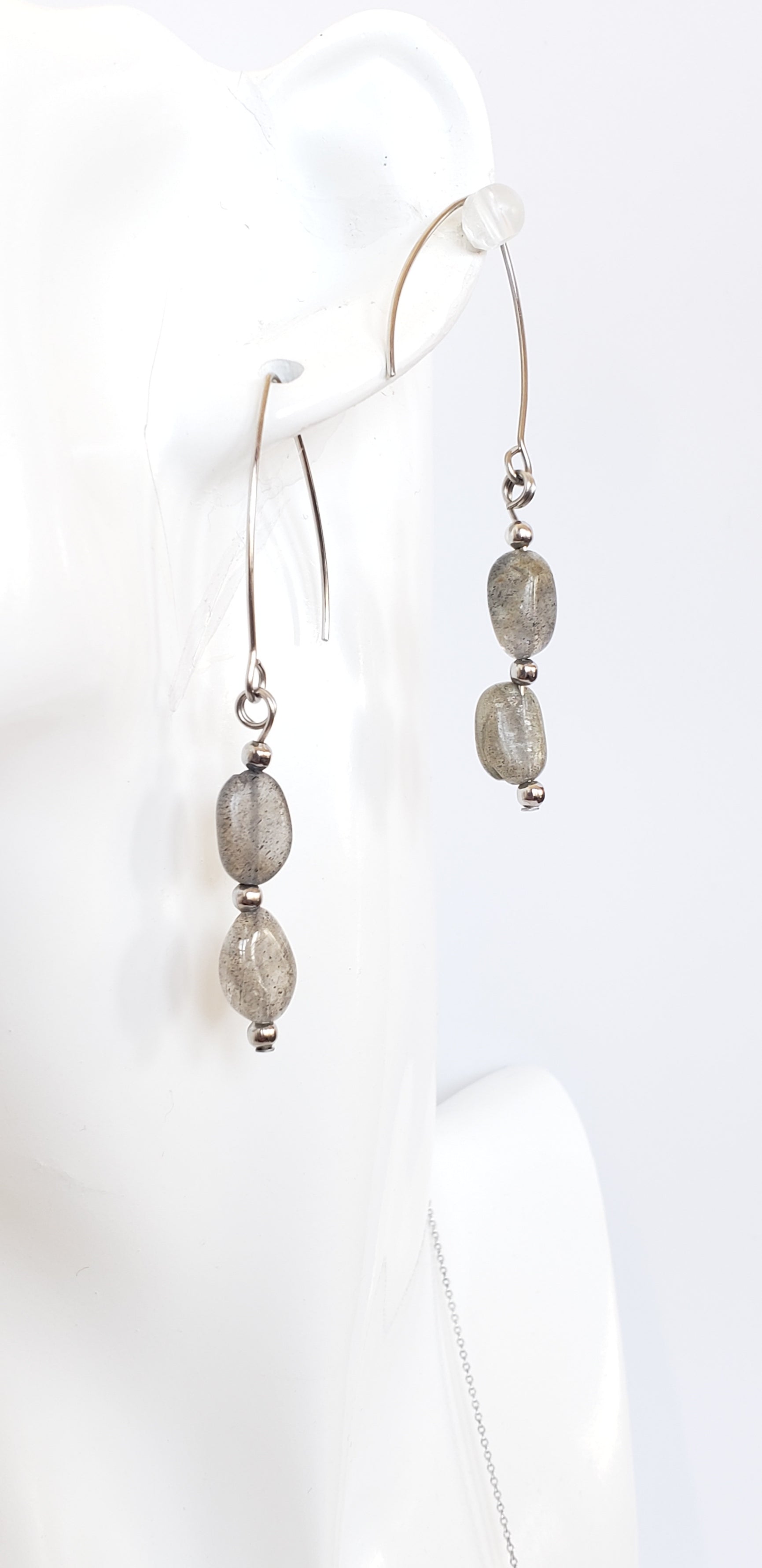 Este elegante juego de collar y aretes de labradorita está elaborado con cuidado y presenta un brillo único que llamará la atención sobre cualquier atuendo. - K.Beloved LLC