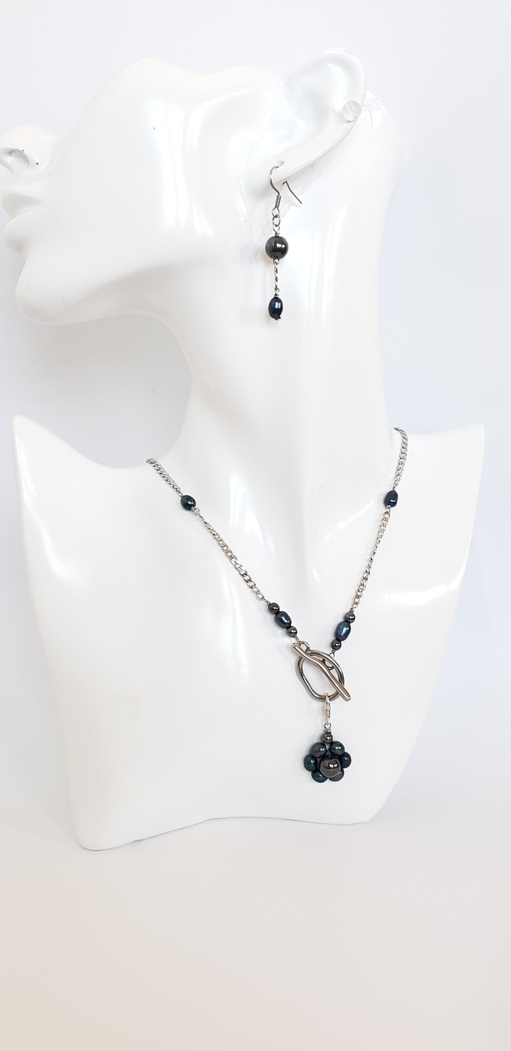 Conjunto de collar y aretes de Perlas Cultivadas de Agua Dulce con un Colgante desmontable en Flor de Perlas - K.Beloved LLC
