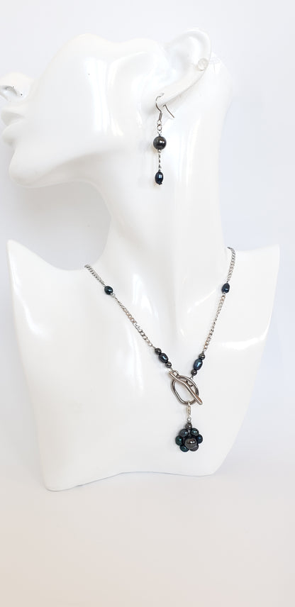 Conjunto de collar y aretes de Perlas Cultivadas de Agua Dulce con un Colgante desmontable en Flor de Perlas - K.Beloved LLC