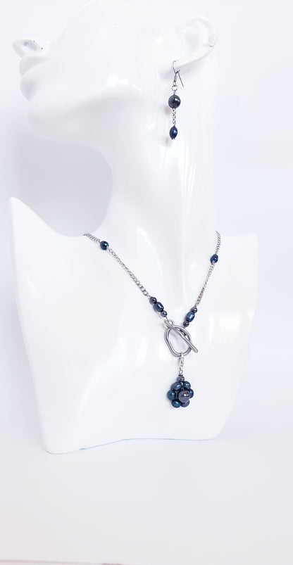Conjunto de collar y aretes de Perlas Cultivadas de Agua Dulce con un Colgante desmontable en Flor de Perlas - K.Beloved LLC