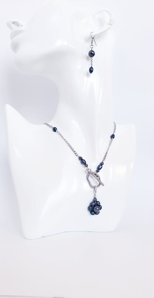 Conjunto de collar y aretes de Perlas Cultivadas de Agua Dulce con un Colgante desmontable en Flor de Perlas - K.Beloved LLC
