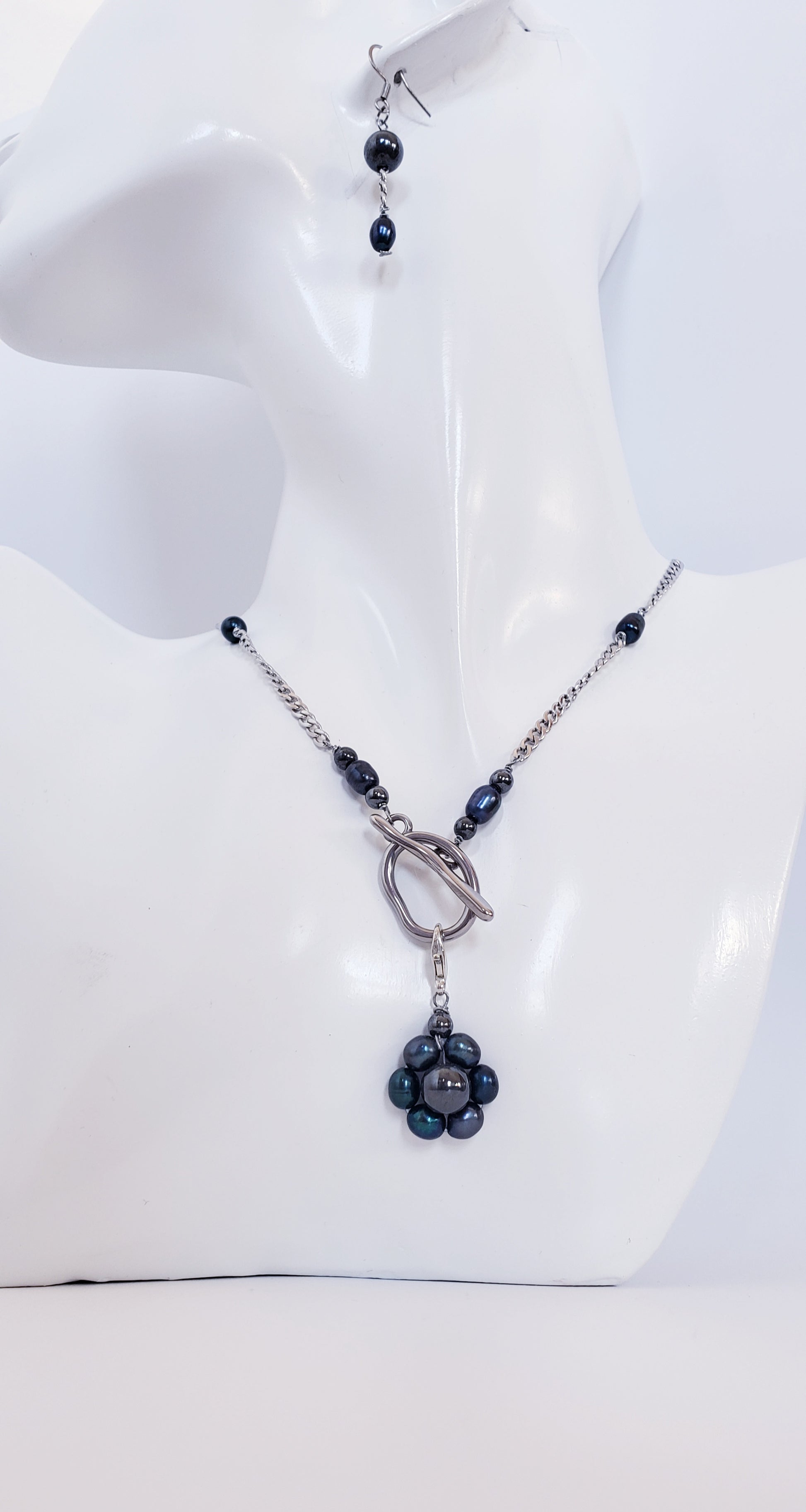 Conjunto de collar y aretes de Perlas Cultivadas de Agua Dulce con un Colgante desmontable en Flor de Perlas - K.Beloved LLC