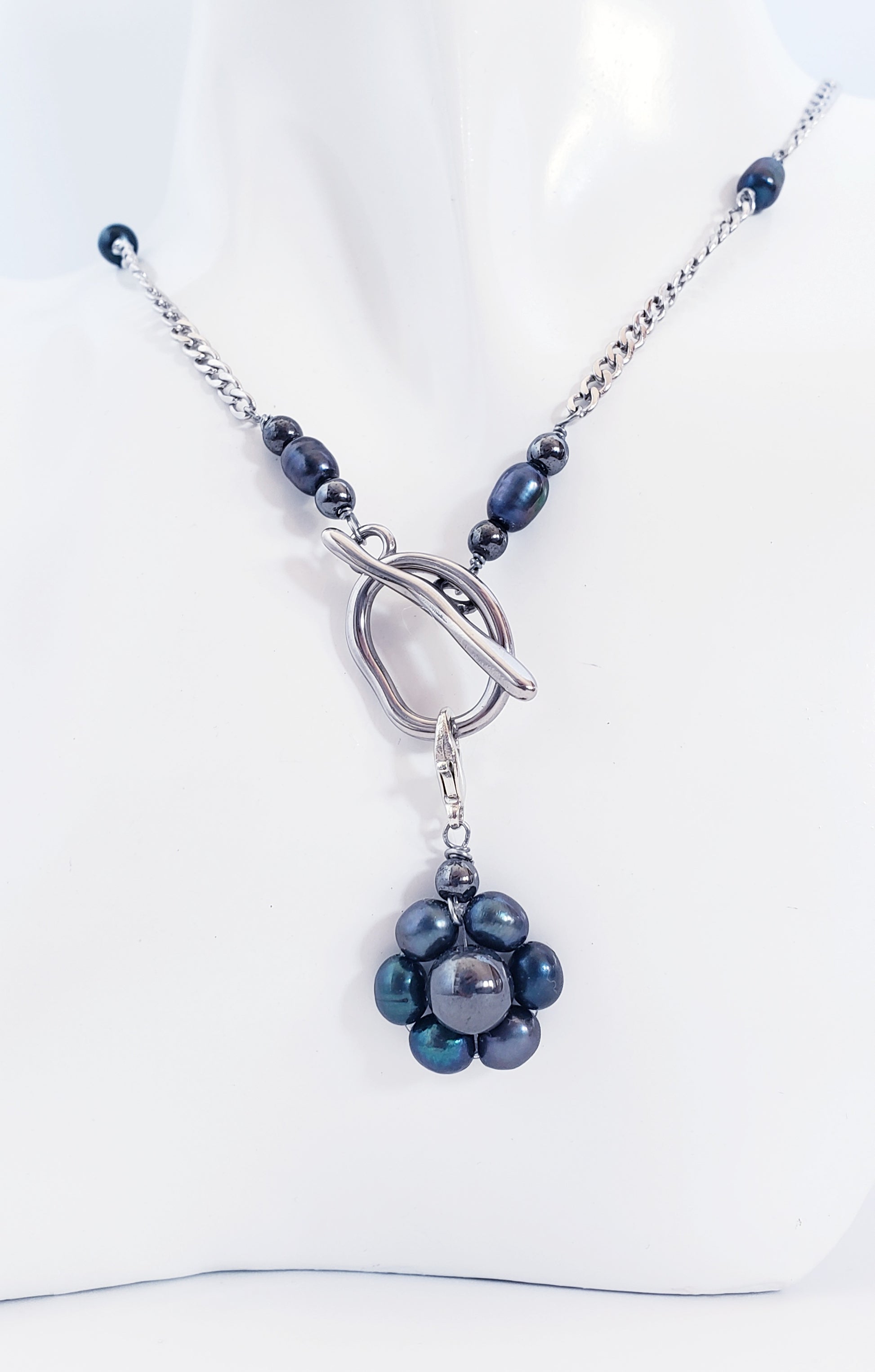 Conjunto de collar y aretes de Perlas Cultivadas de Agua Dulce con un Colgante desmontable en Flor de Perlas - K.Beloved LLC