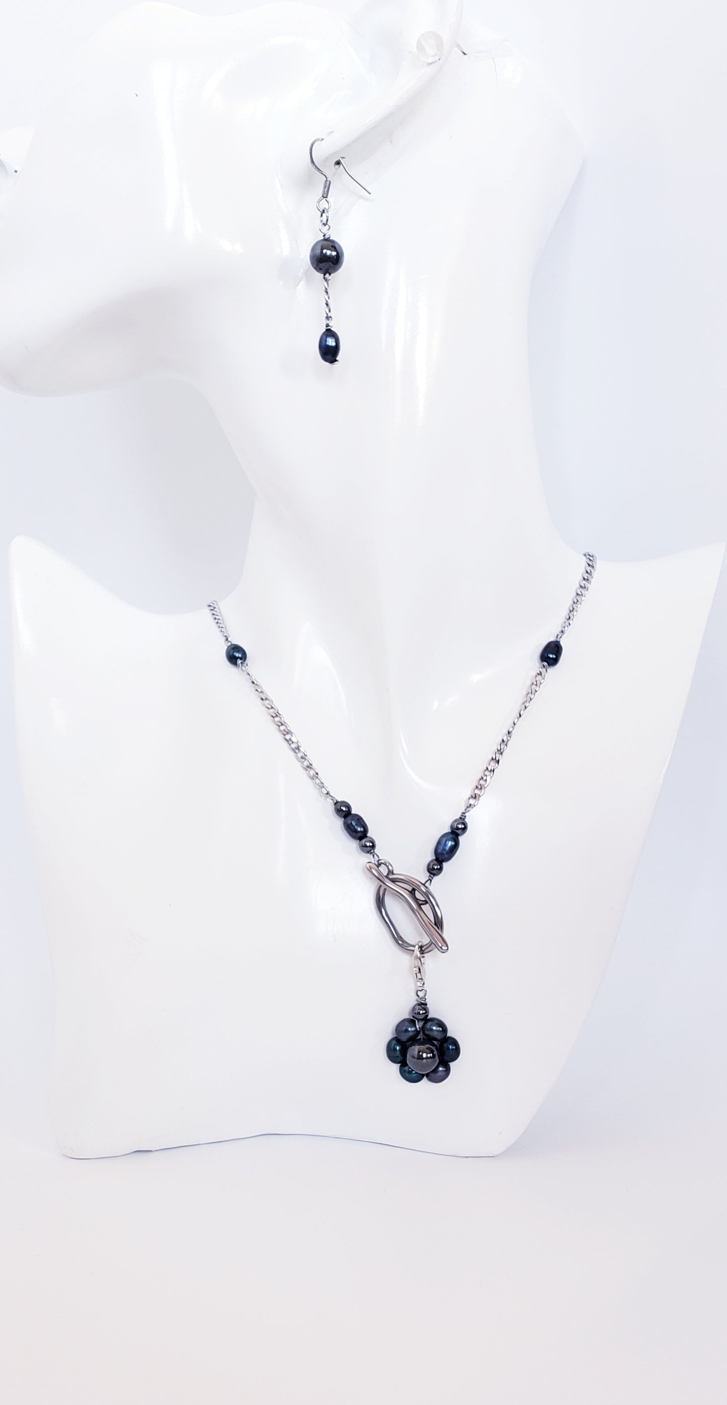 Conjunto de collar y aretes de Perlas Cultivadas de Agua Dulce con un Colgante desmontable en Flor de Perlas - K.Beloved LLC