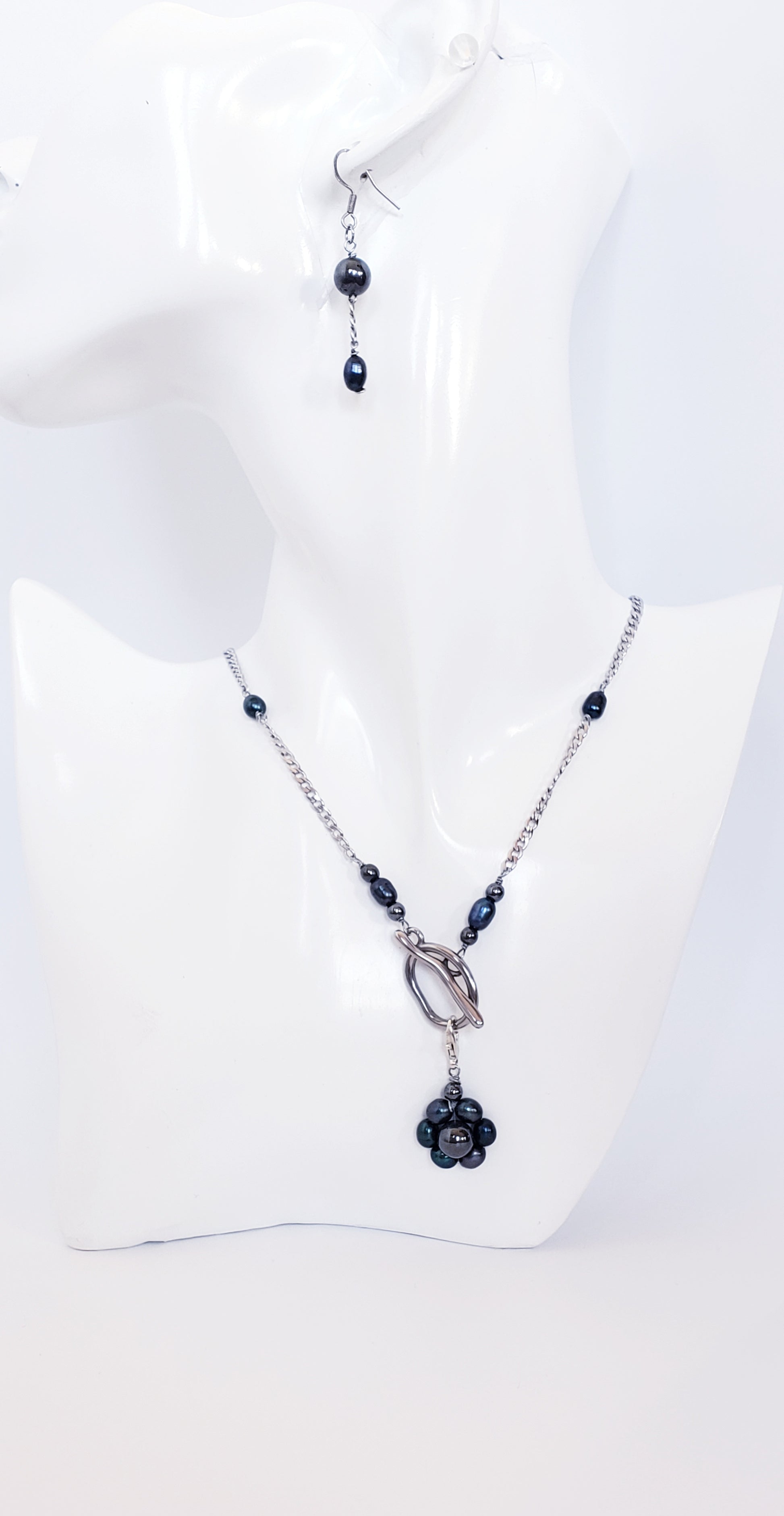 Conjunto de collar y aretes de Perlas Cultivadas de Agua Dulce con un Colgante desmontable en Flor de Perlas - K.Beloved LLC