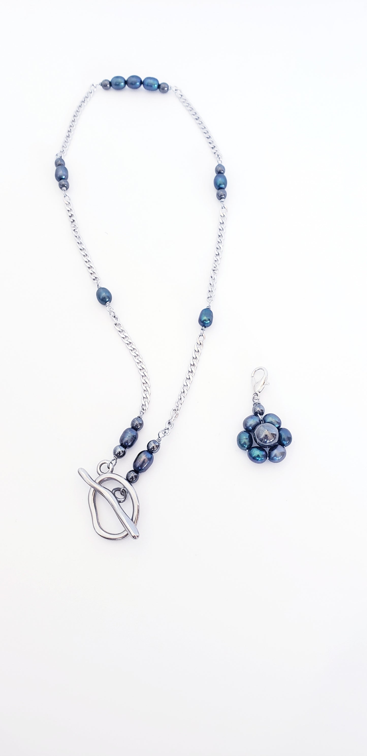 Conjunto de collar y aretes de Perlas Cultivadas de Agua Dulce con un Colgante desmontable en Flor de Perlas - K.Beloved LLC