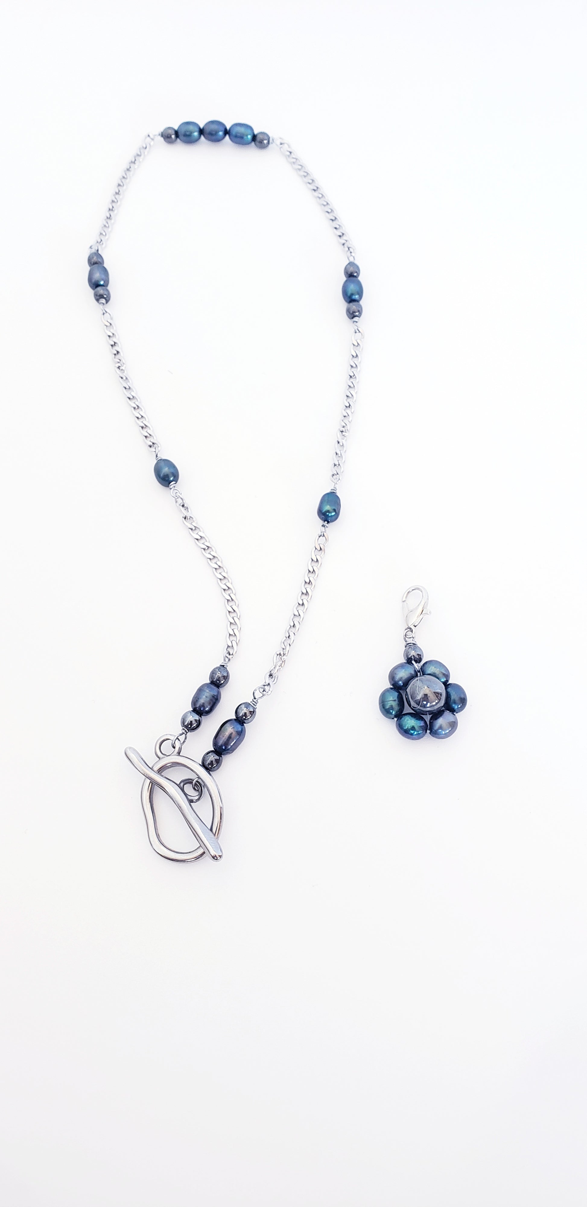 Conjunto de collar y aretes de Perlas Cultivadas de Agua Dulce con un Colgante desmontable en Flor de Perlas - K.Beloved LLC