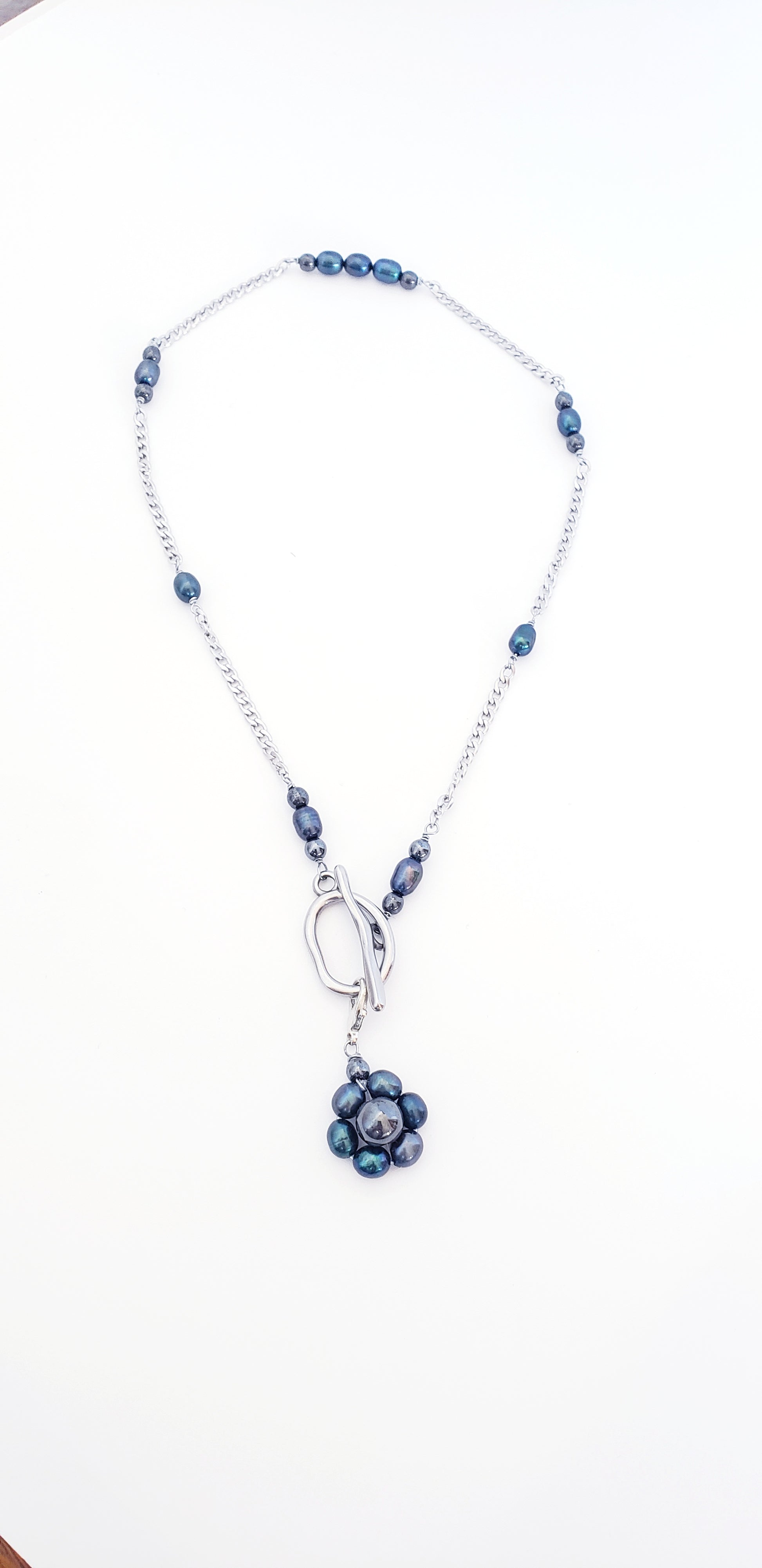 Conjunto de collar y aretes de Perlas Cultivadas de Agua Dulce con un Colgante desmontable en Flor de Perlas - K.Beloved LLC
